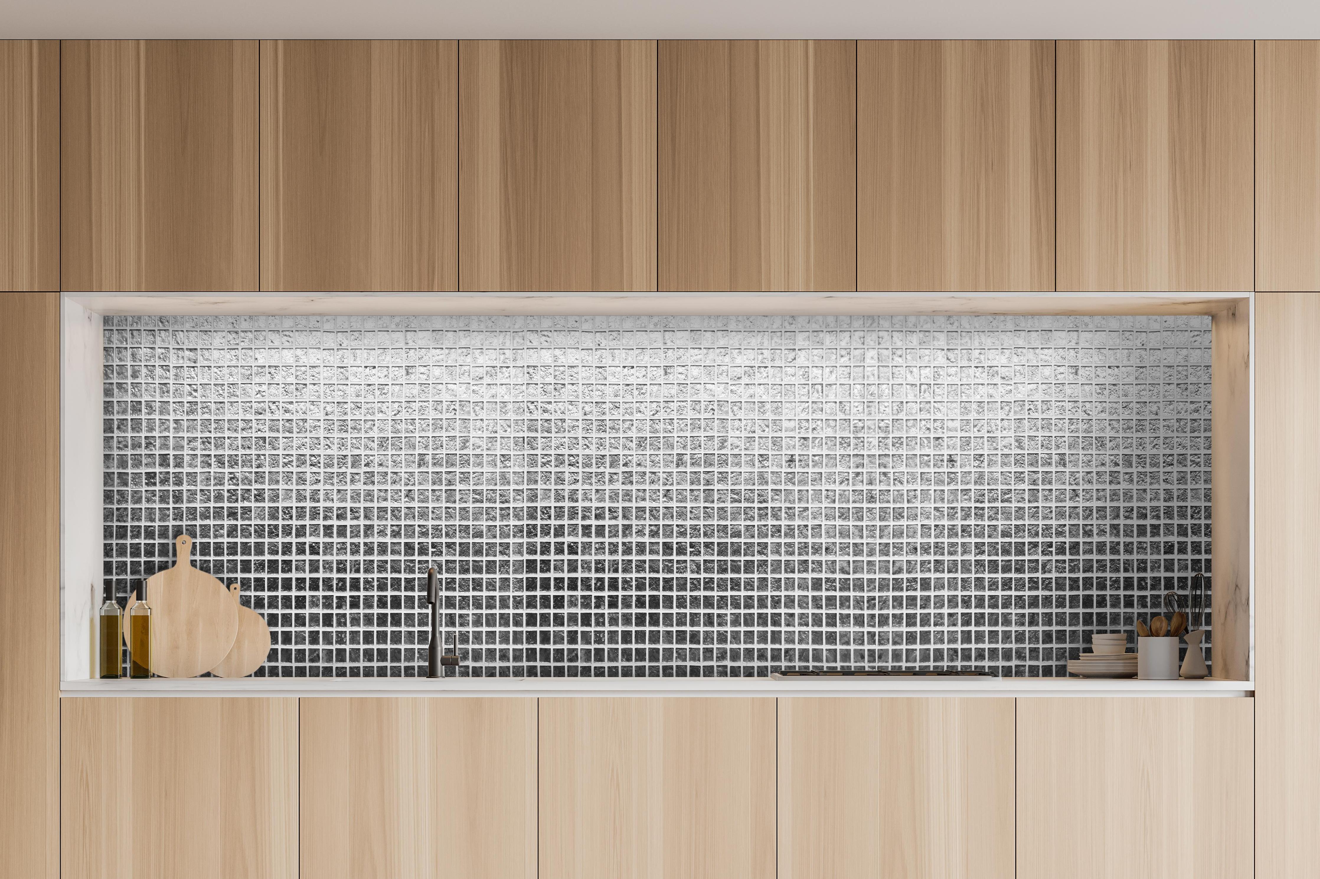 Küche - Glänzende Silberne Fliesen Textur Wand hinter weißen Hochglanz-Küchenregalen und schwarzem Wasserhahn