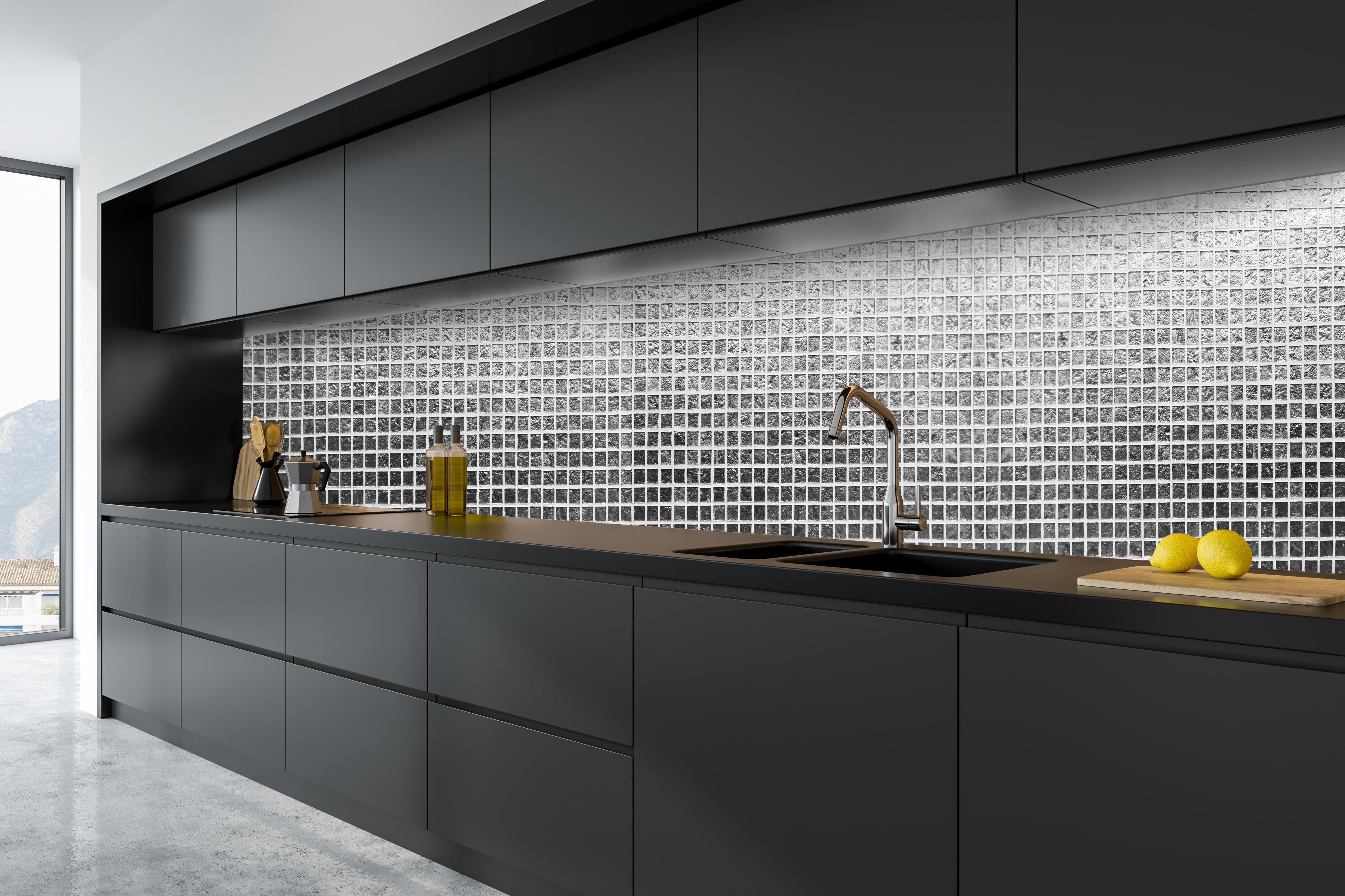 Küche - Glänzende Silberne Fliesen Textur Wand hinter weißen Hochglanz-Küchenregalen und schwarzem Wasserhahn