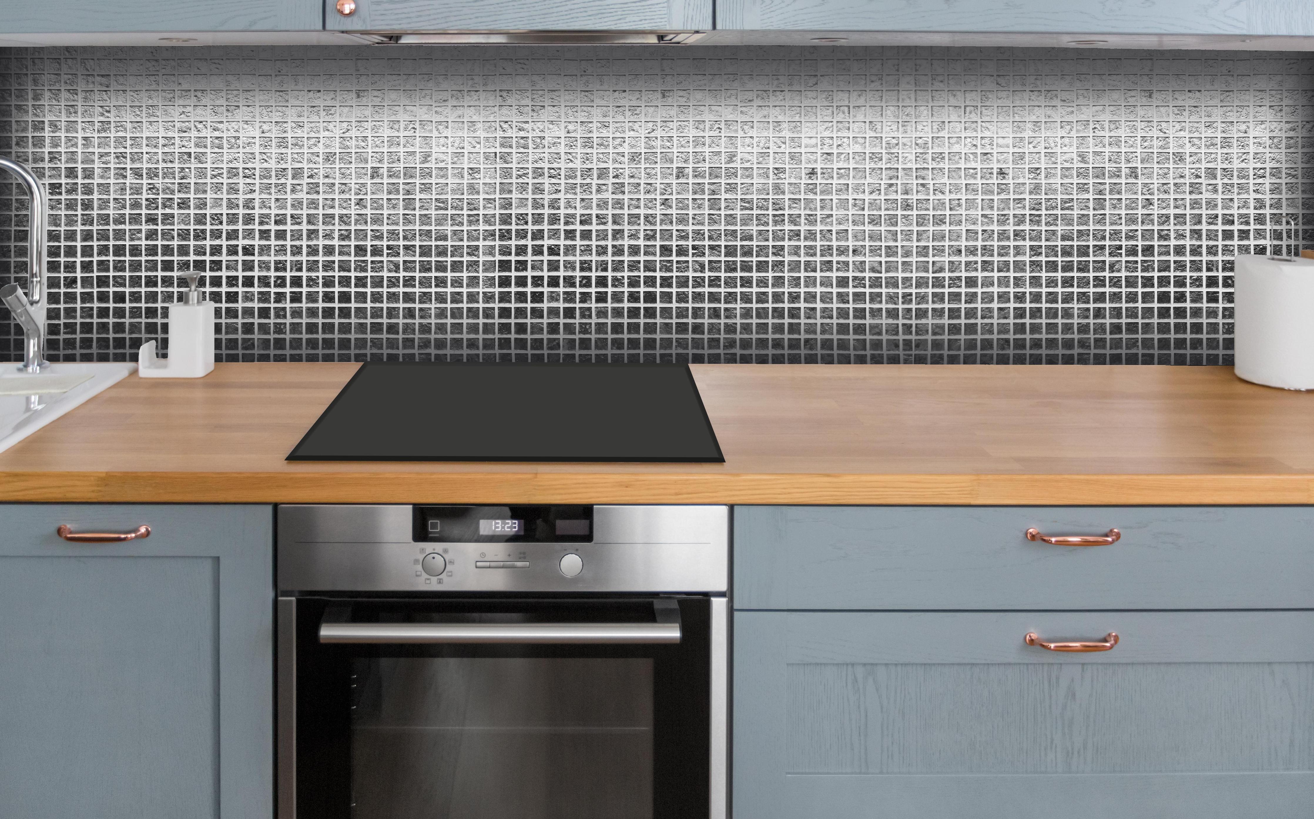 Küche - Glänzende Silberne Fliesen Textur Wand hinter weißen Hochglanz-Küchenregalen und schwarzem Wasserhahn