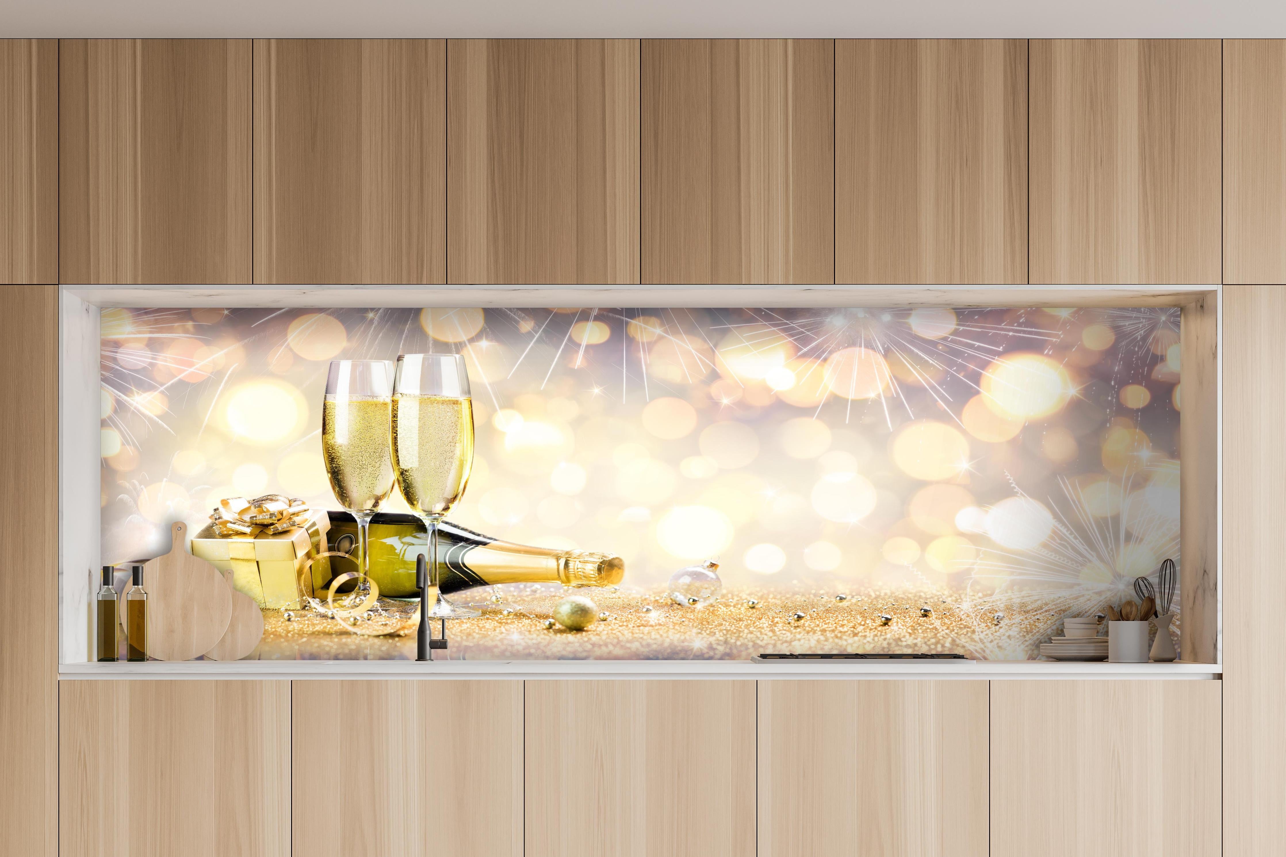 Küche - Glamouröse Gold-Champagner-Feier hinter weißen Hochglanz-Küchenregalen und schwarzem Wasserhahn