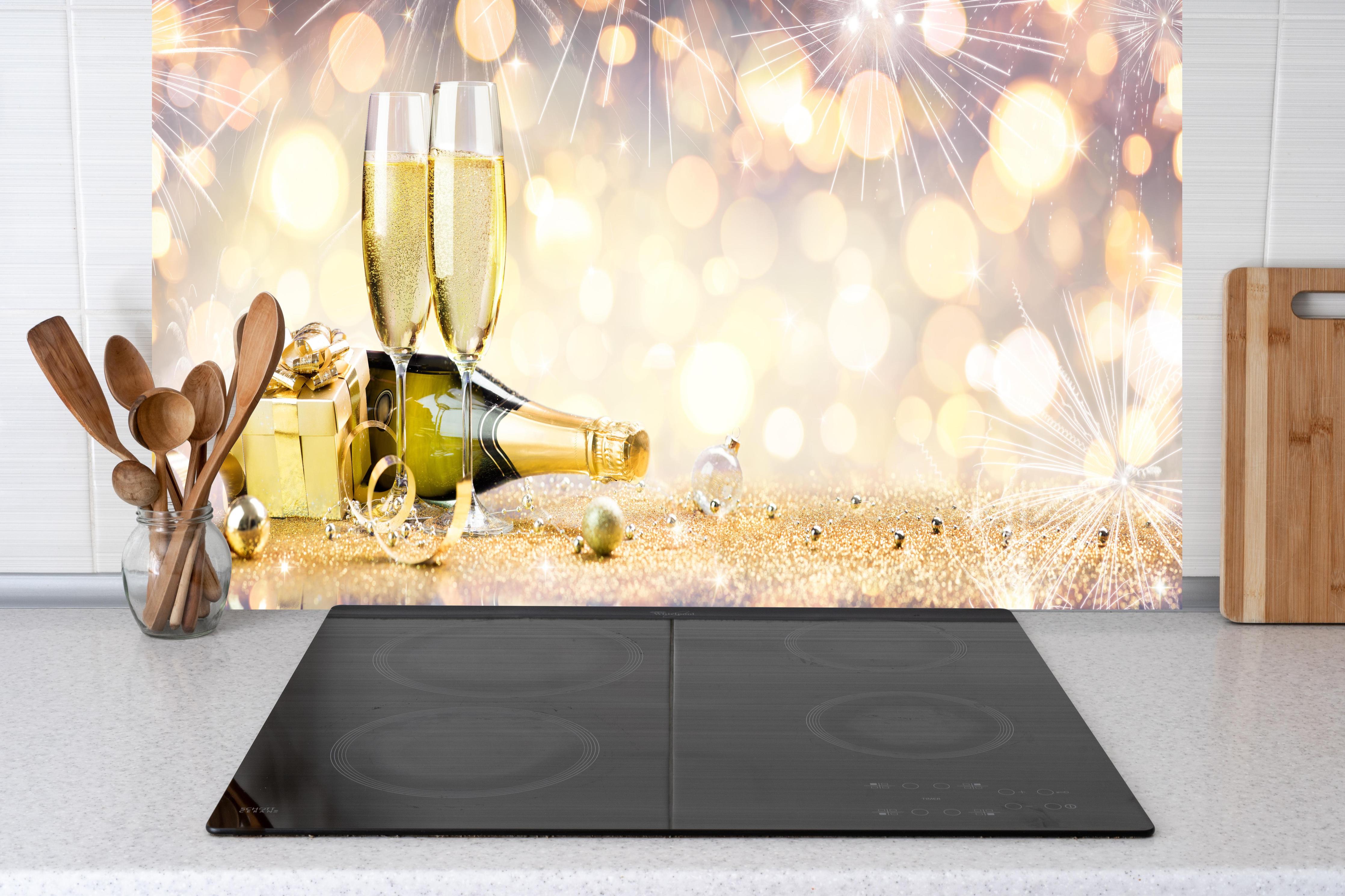 Küche - Glamouröse Gold-Champagner-Feier hinter weißen Hochglanz-Küchenregalen und schwarzem Wasserhahn