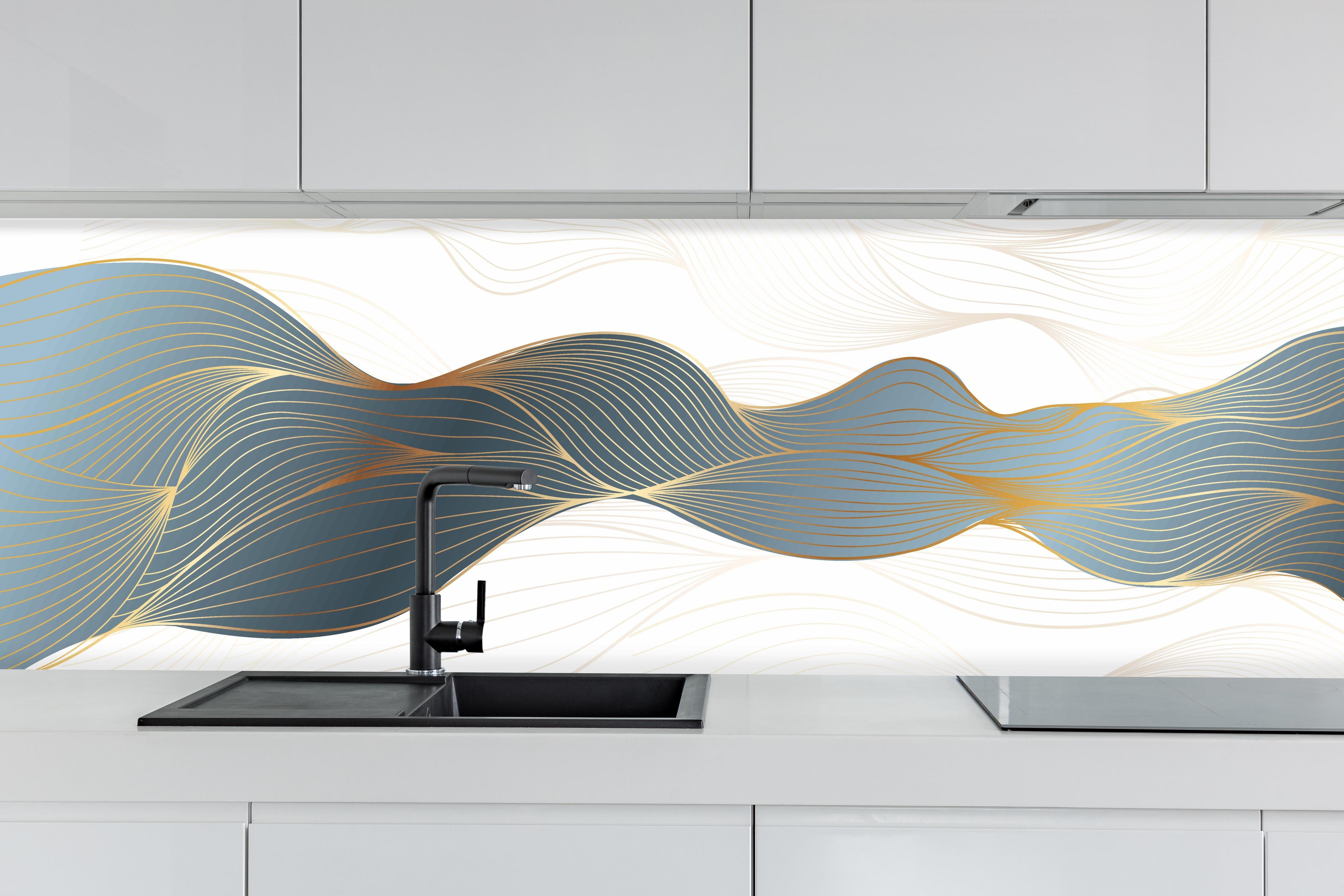 Küche - Gold-Blaue Abstrakte Wellendynamik Kunst hinter weißen Hochglanz-Küchenregalen und schwarzem Wasserhahn