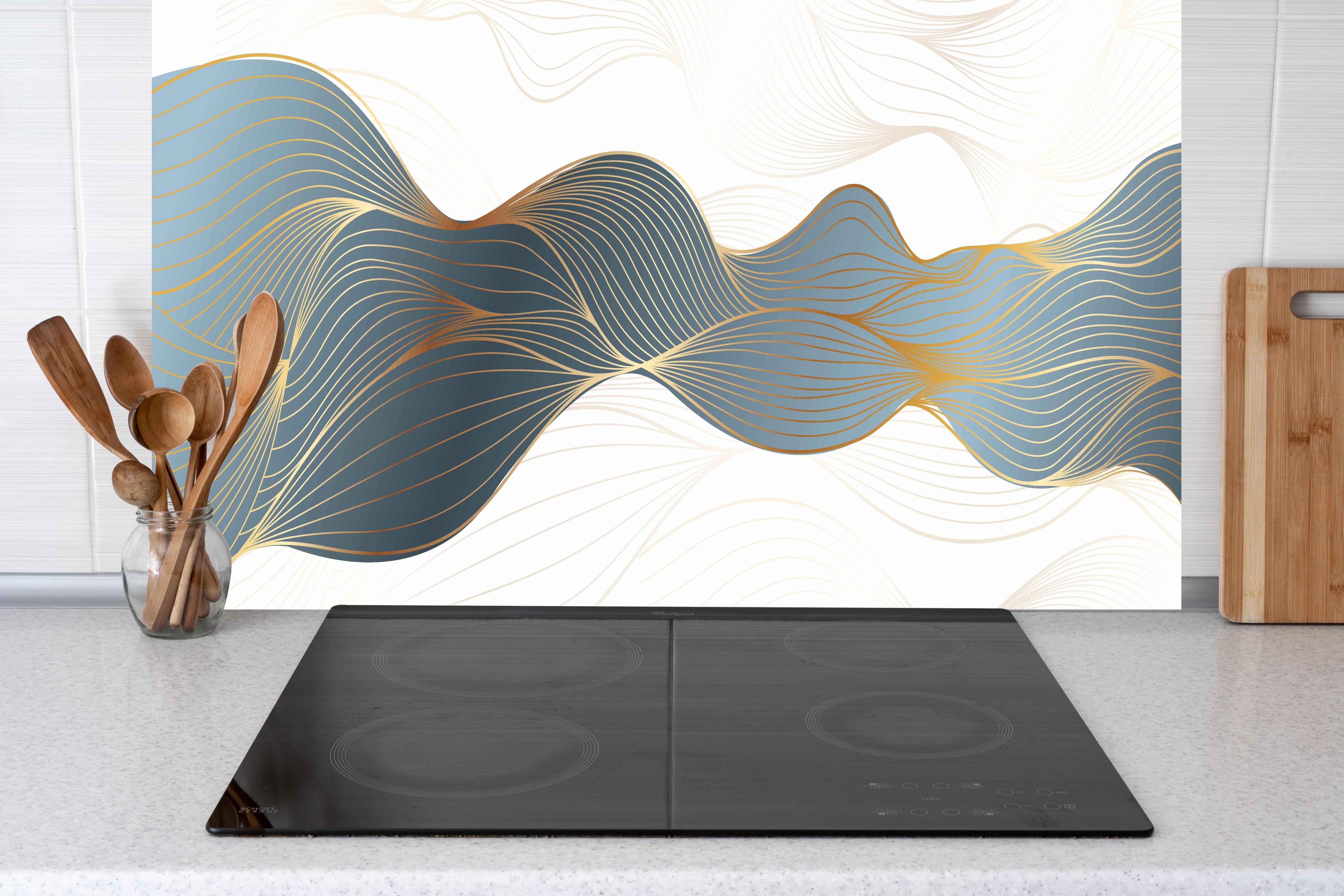 Küche - Gold-Blaue Abstrakte Wellendynamik Kunst hinter weißen Hochglanz-Küchenregalen und schwarzem Wasserhahn