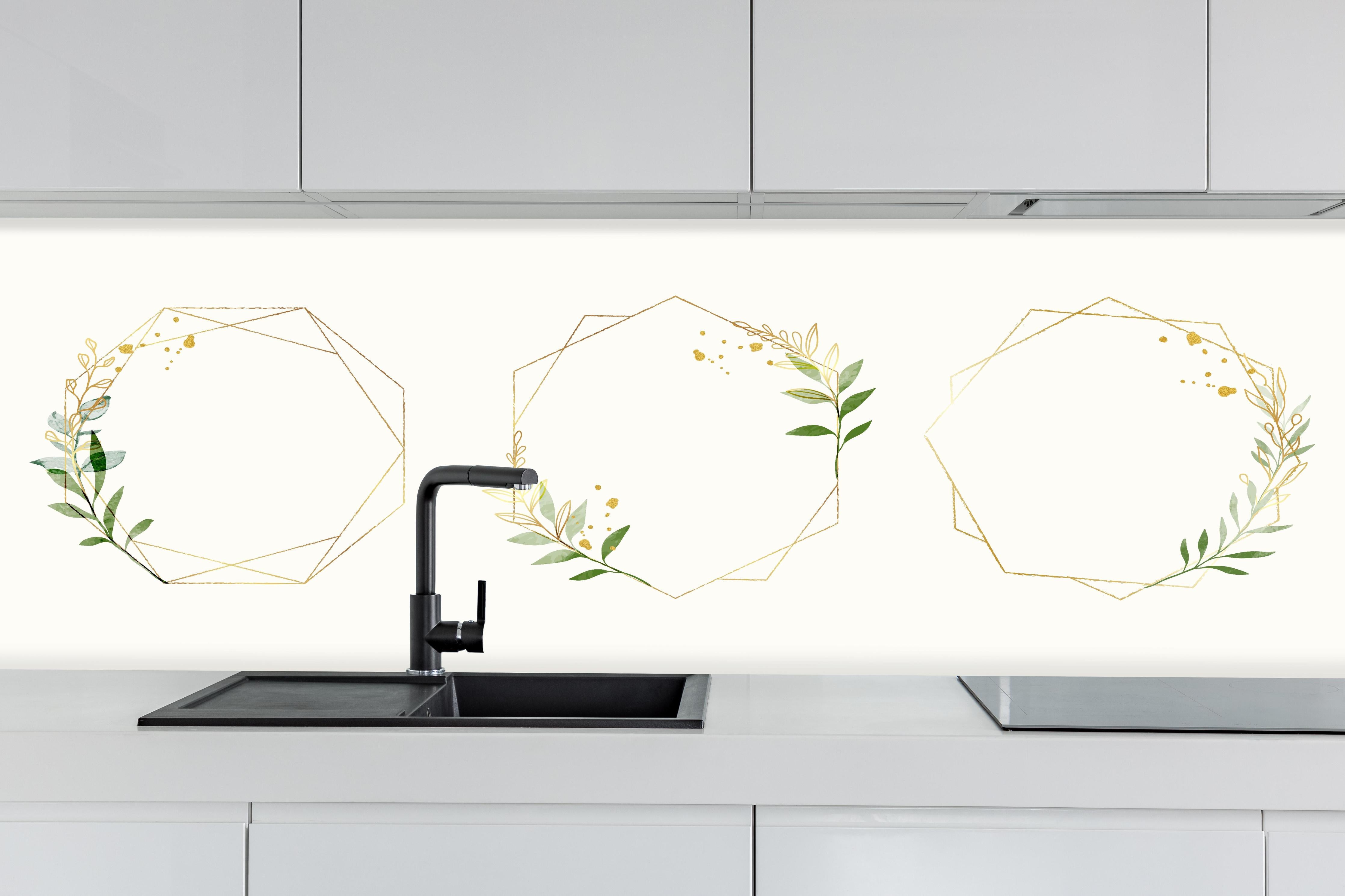 Küche - Gold Floral Geometrische Rahmen Kunst hinter weißen Hochglanz-Küchenregalen und schwarzem Wasserhahn