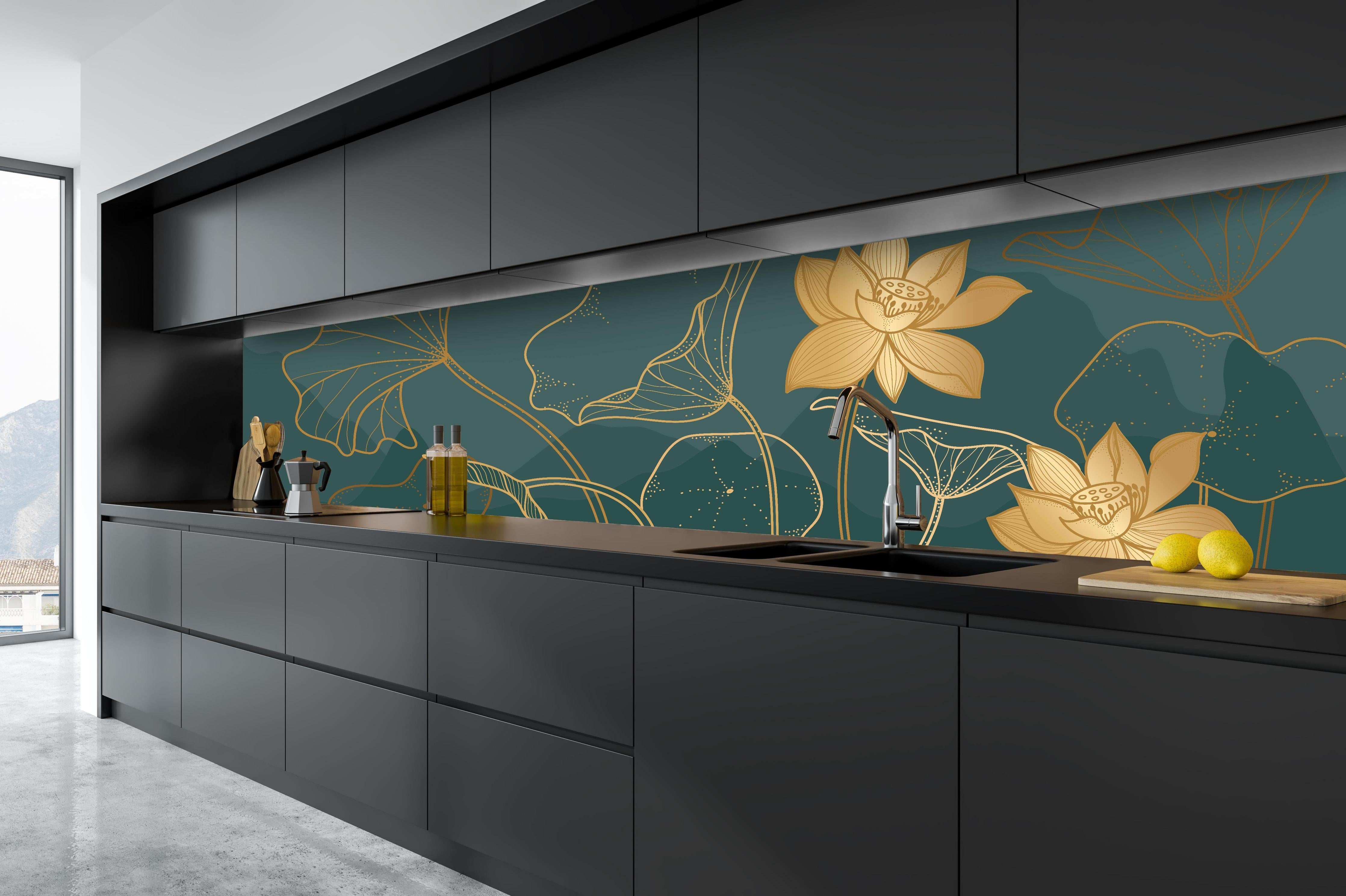 Küche - Gold Lotus Kunstwerk mit dunklem Hintergrund hinter weißen Hochglanz-Küchenregalen und schwarzem Wasserhahn