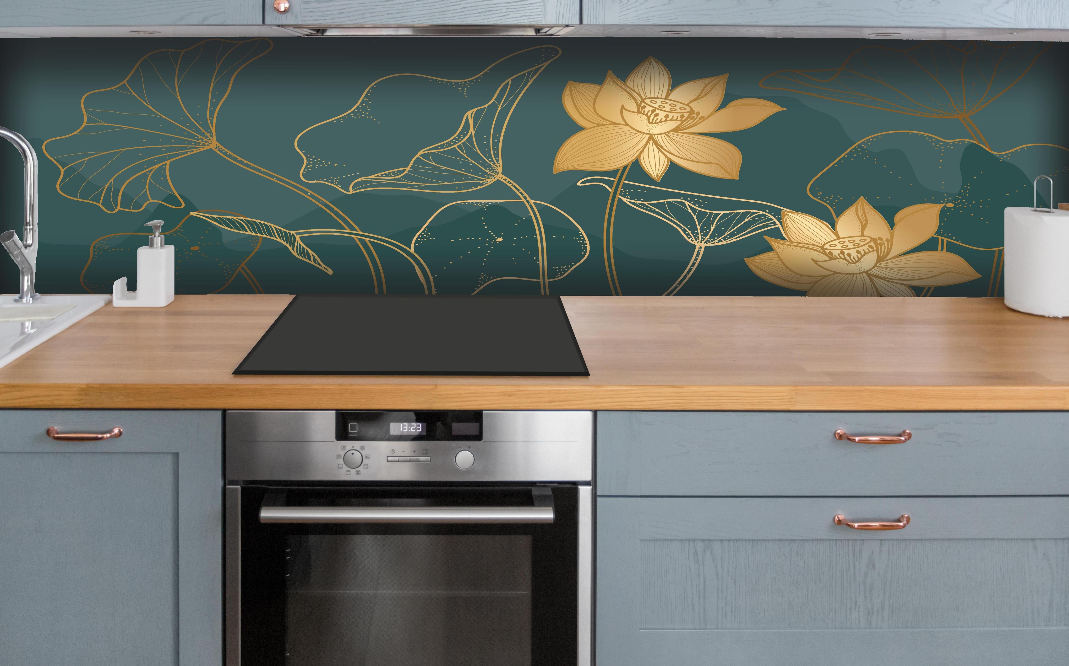 Küche - Gold Lotus Kunstwerk mit dunklem Hintergrund hinter weißen Hochglanz-Küchenregalen und schwarzem Wasserhahn