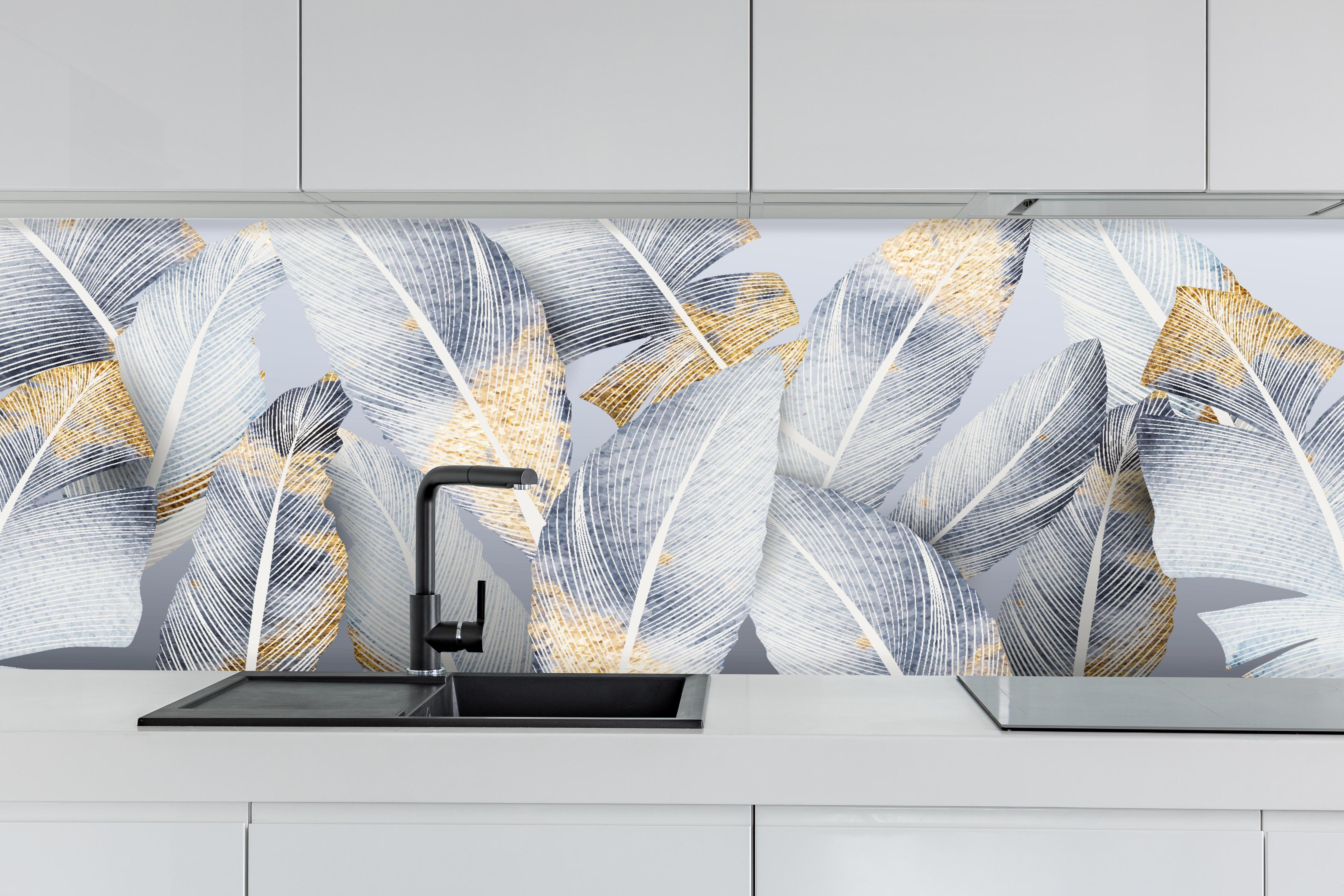 Küche - Gold-Weiß Abstrakte Designstruktur hinter weißen Hochglanz-Küchenregalen und schwarzem Wasserhahn