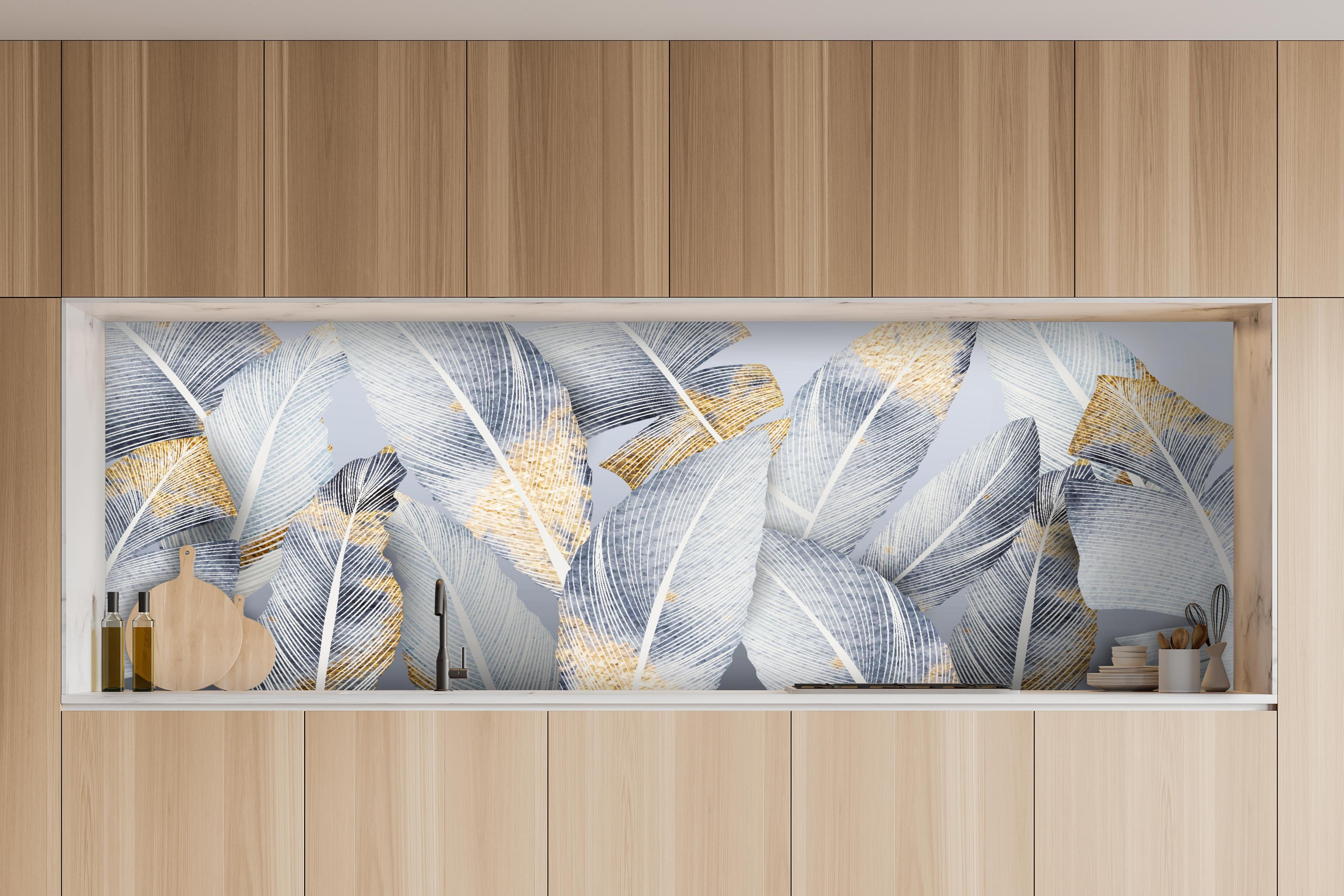 Küche - Gold-Weiß Abstrakte Designstruktur hinter weißen Hochglanz-Küchenregalen und schwarzem Wasserhahn