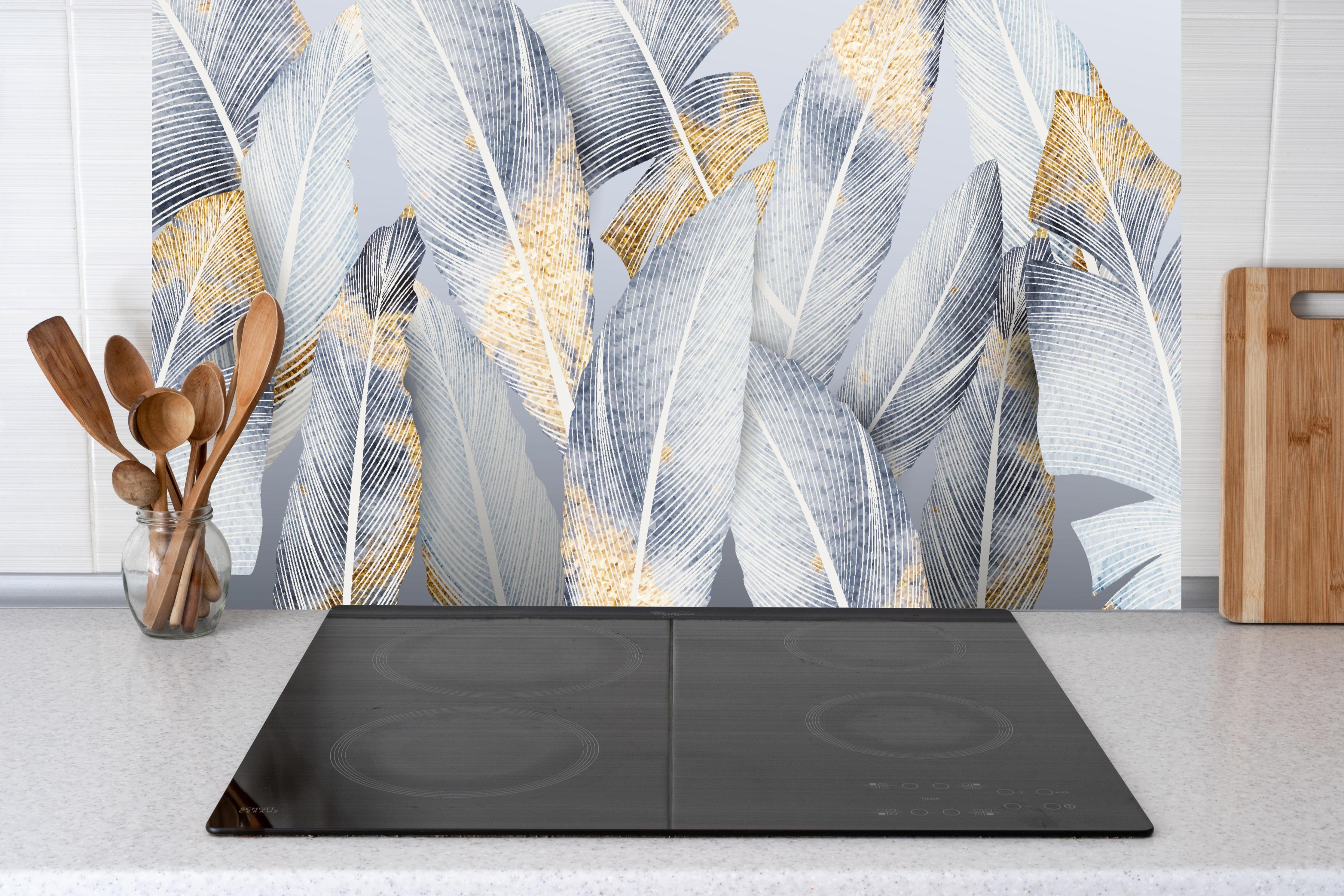 Küche - Gold-Weiß Abstrakte Designstruktur hinter weißen Hochglanz-Küchenregalen und schwarzem Wasserhahn