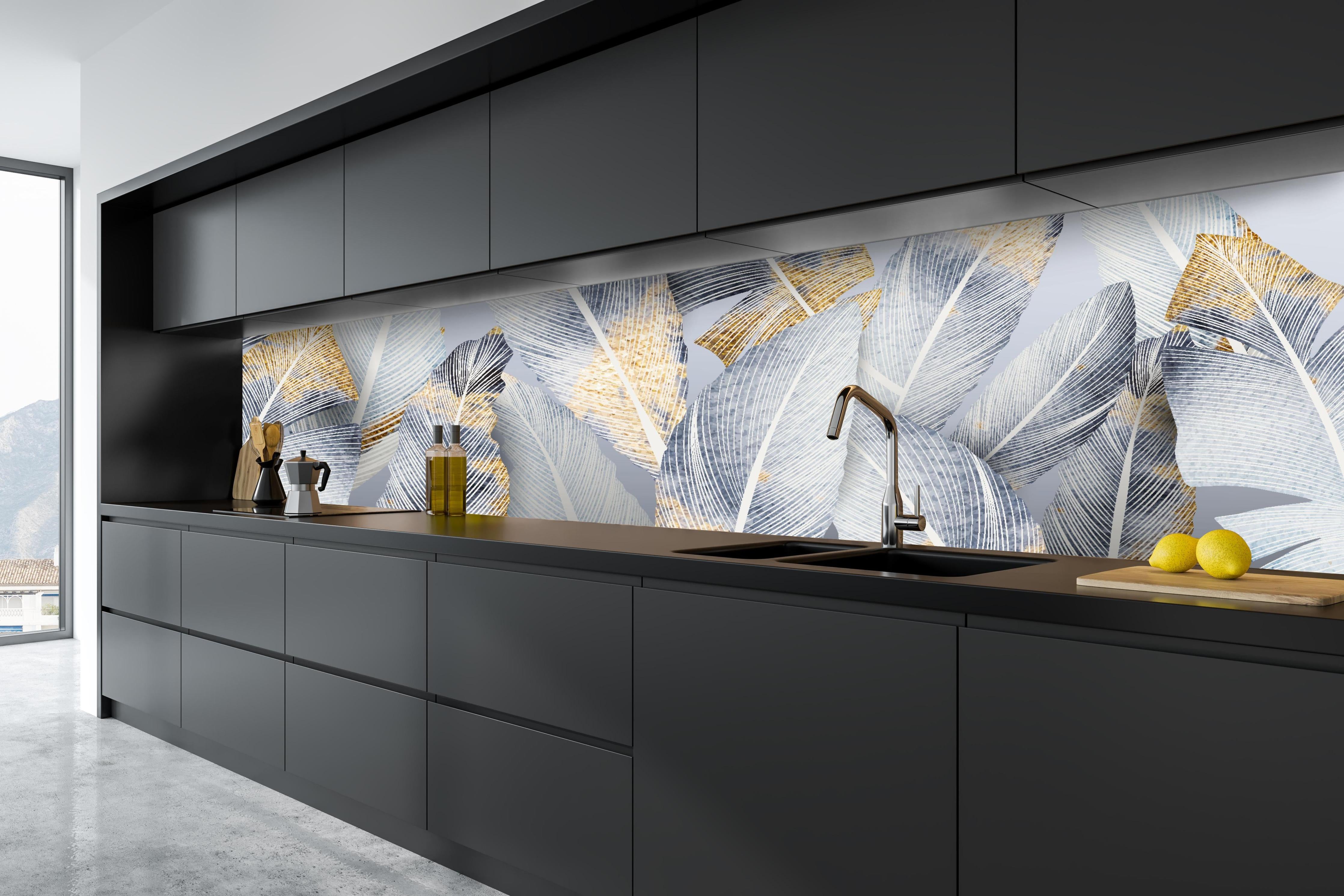 Küche - Gold-Weiß Abstrakte Designstruktur hinter weißen Hochglanz-Küchenregalen und schwarzem Wasserhahn