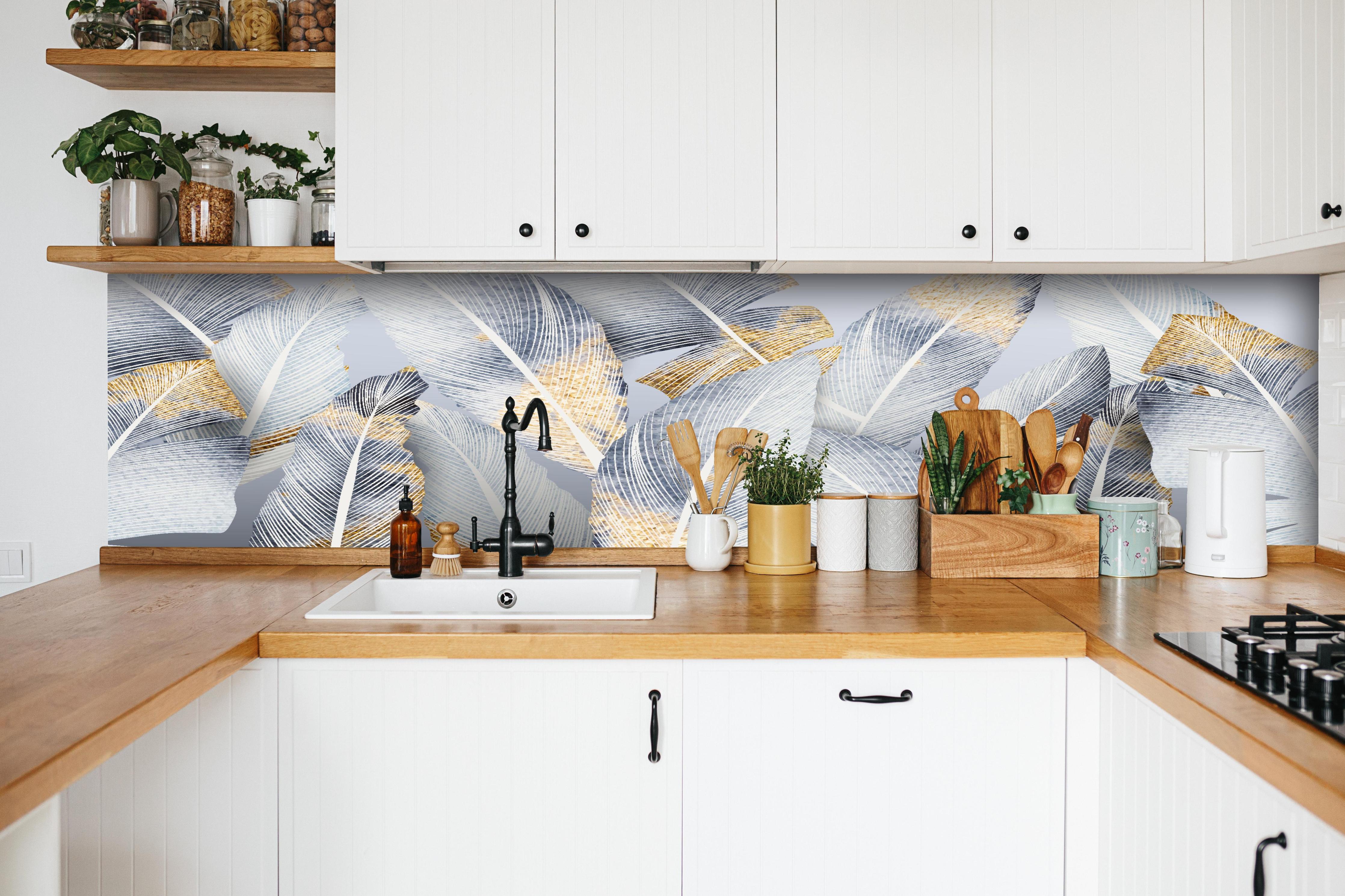 Küche - Gold-Weiß Abstrakte Designstruktur hinter weißen Hochglanz-Küchenregalen und schwarzem Wasserhahn