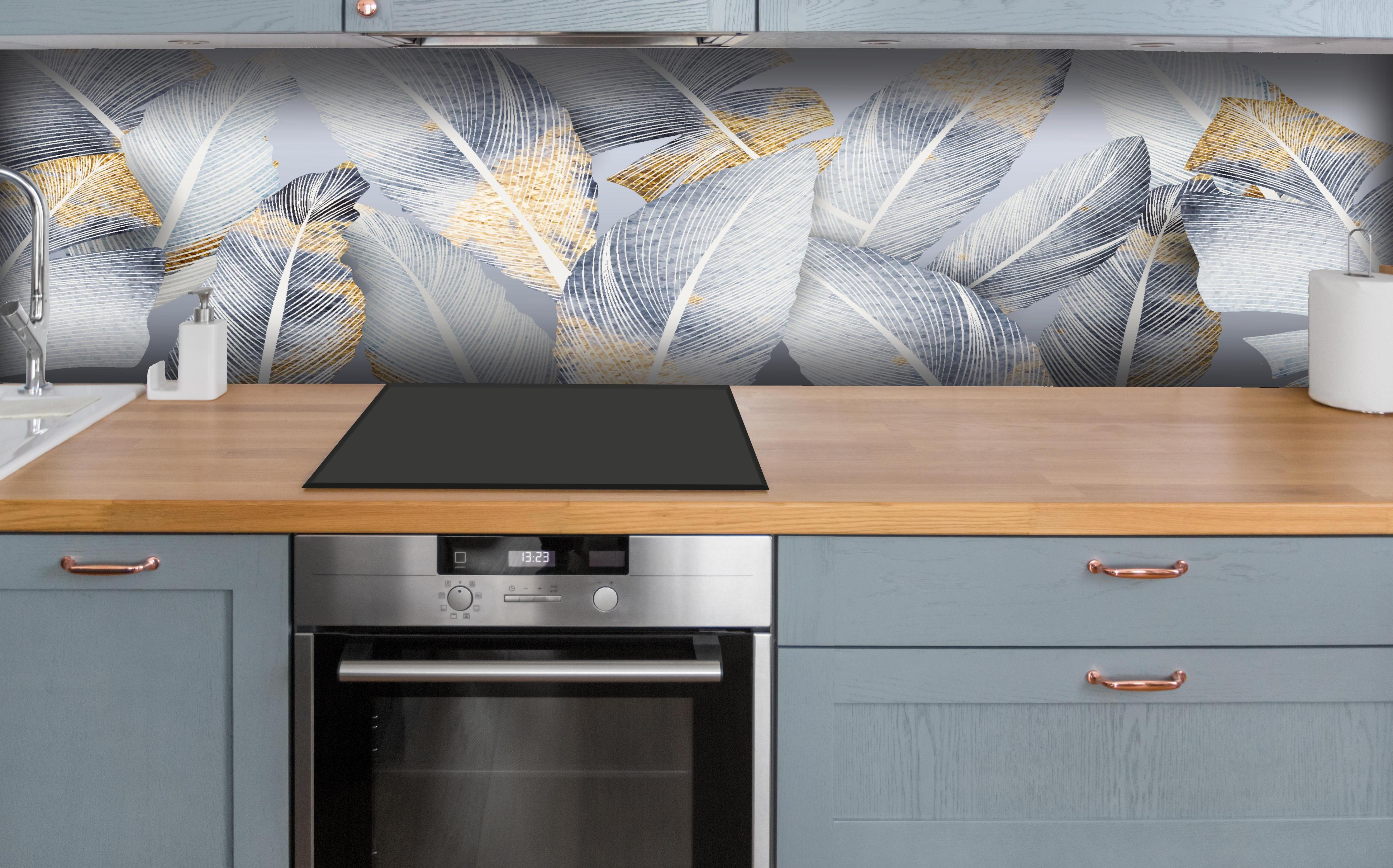 Küche - Gold-Weiß Abstrakte Designstruktur hinter weißen Hochglanz-Küchenregalen und schwarzem Wasserhahn