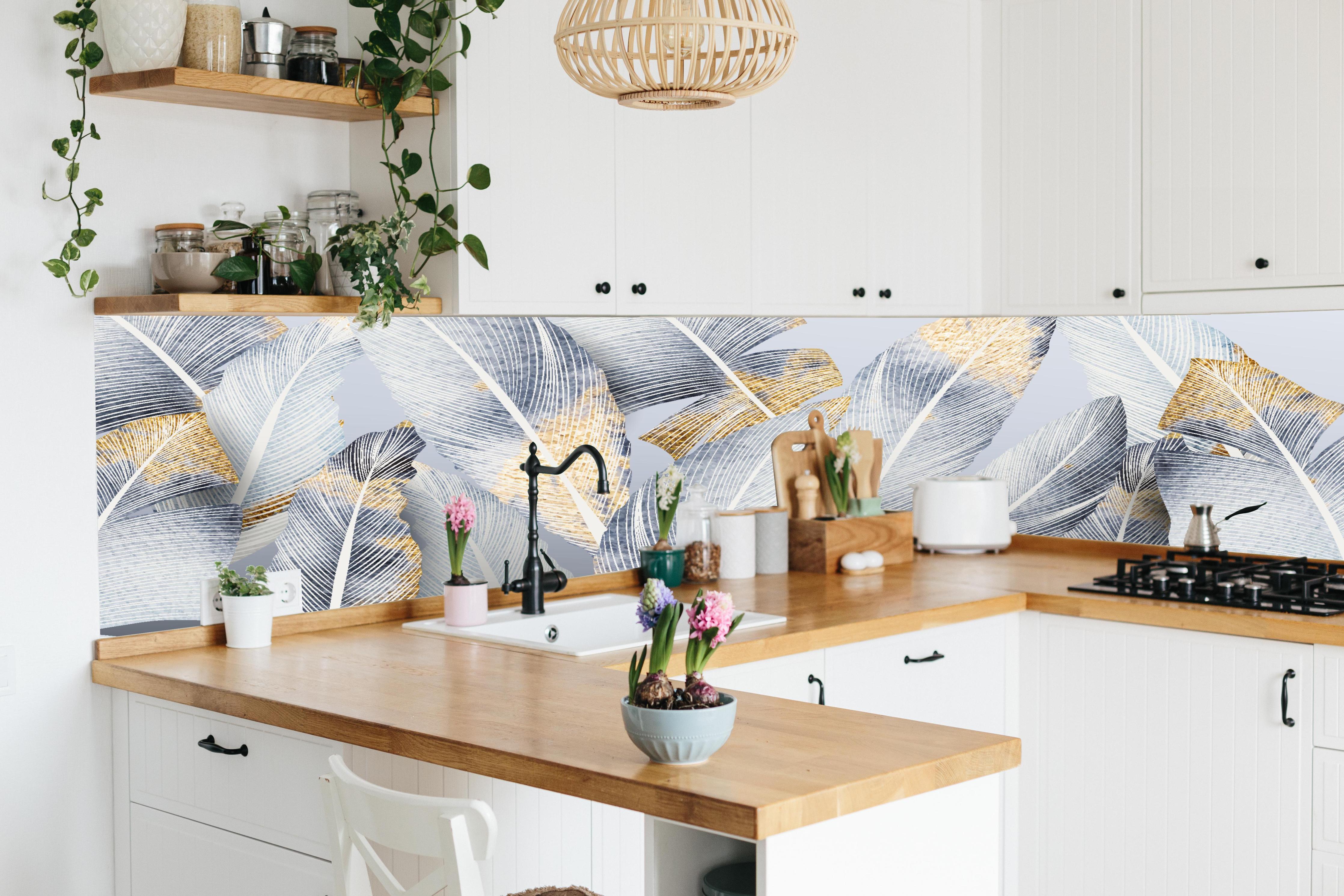 Küche - Gold-Weiß Abstrakte Designstruktur hinter weißen Hochglanz-Küchenregalen und schwarzem Wasserhahn