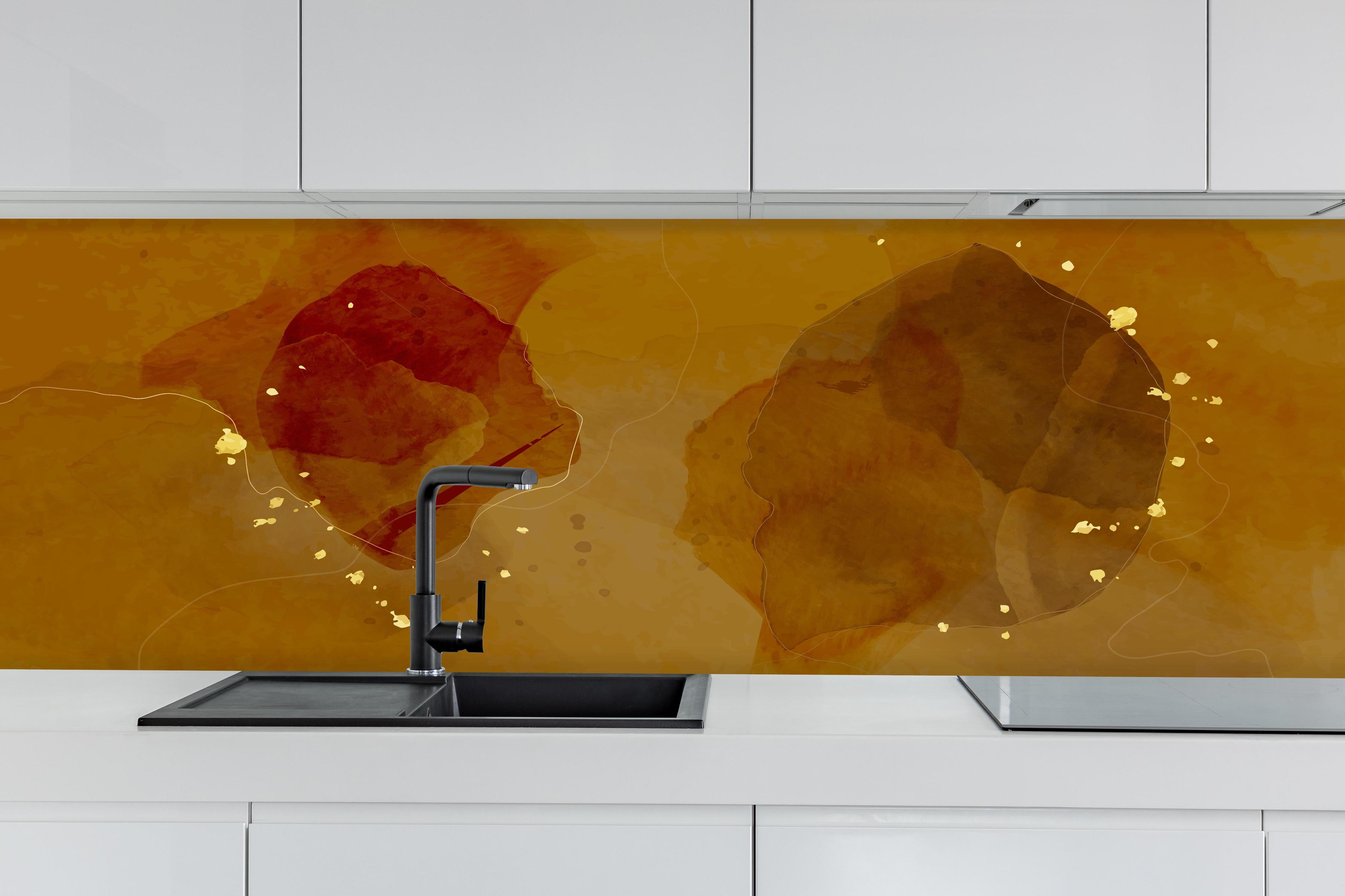 Küche - Goldbrauner Aquarell Hintergrund hinter weißen Hochglanz-Küchenregalen und schwarzem Wasserhahn