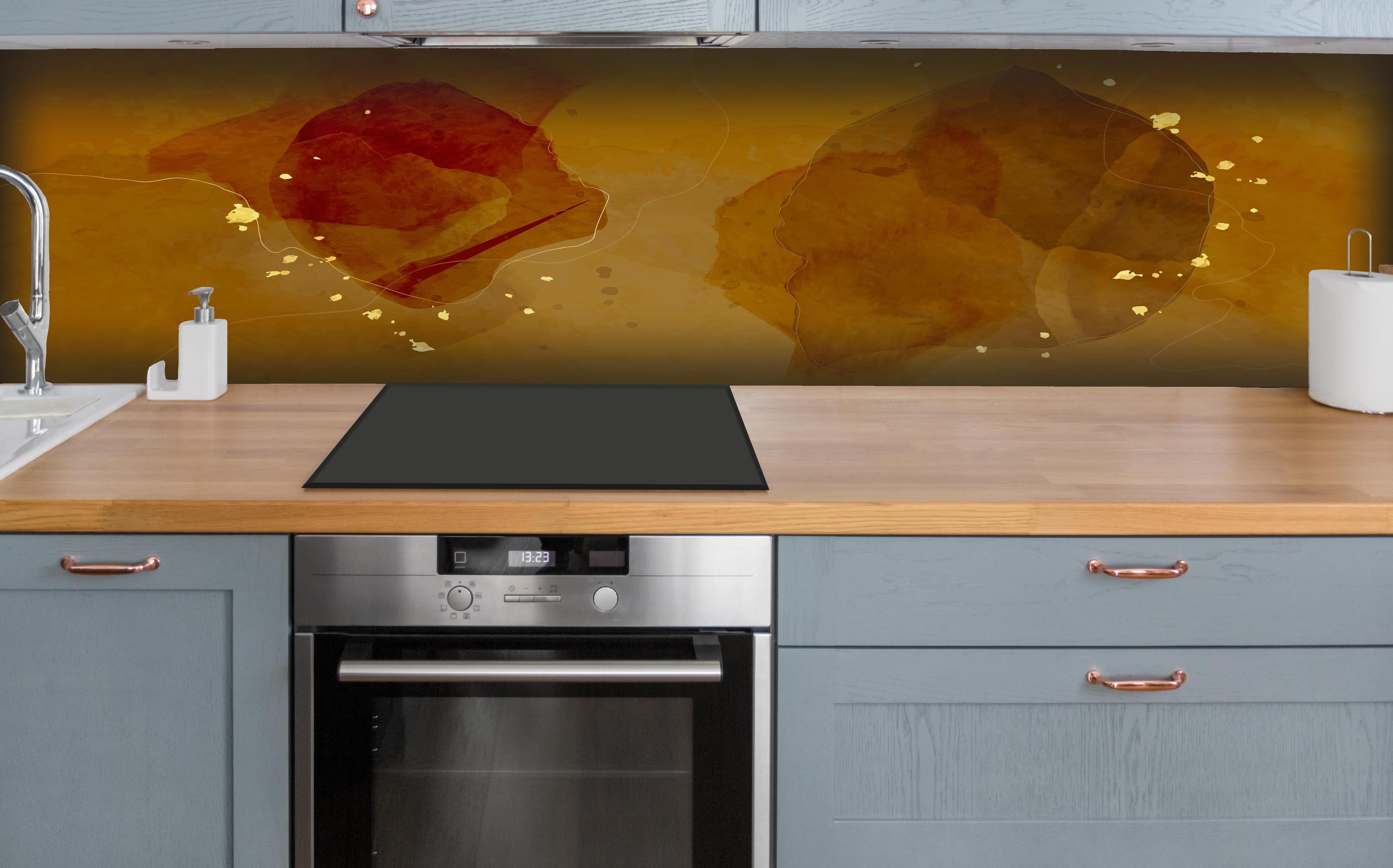 Küche - Goldbrauner Aquarell Hintergrund hinter weißen Hochglanz-Küchenregalen und schwarzem Wasserhahn