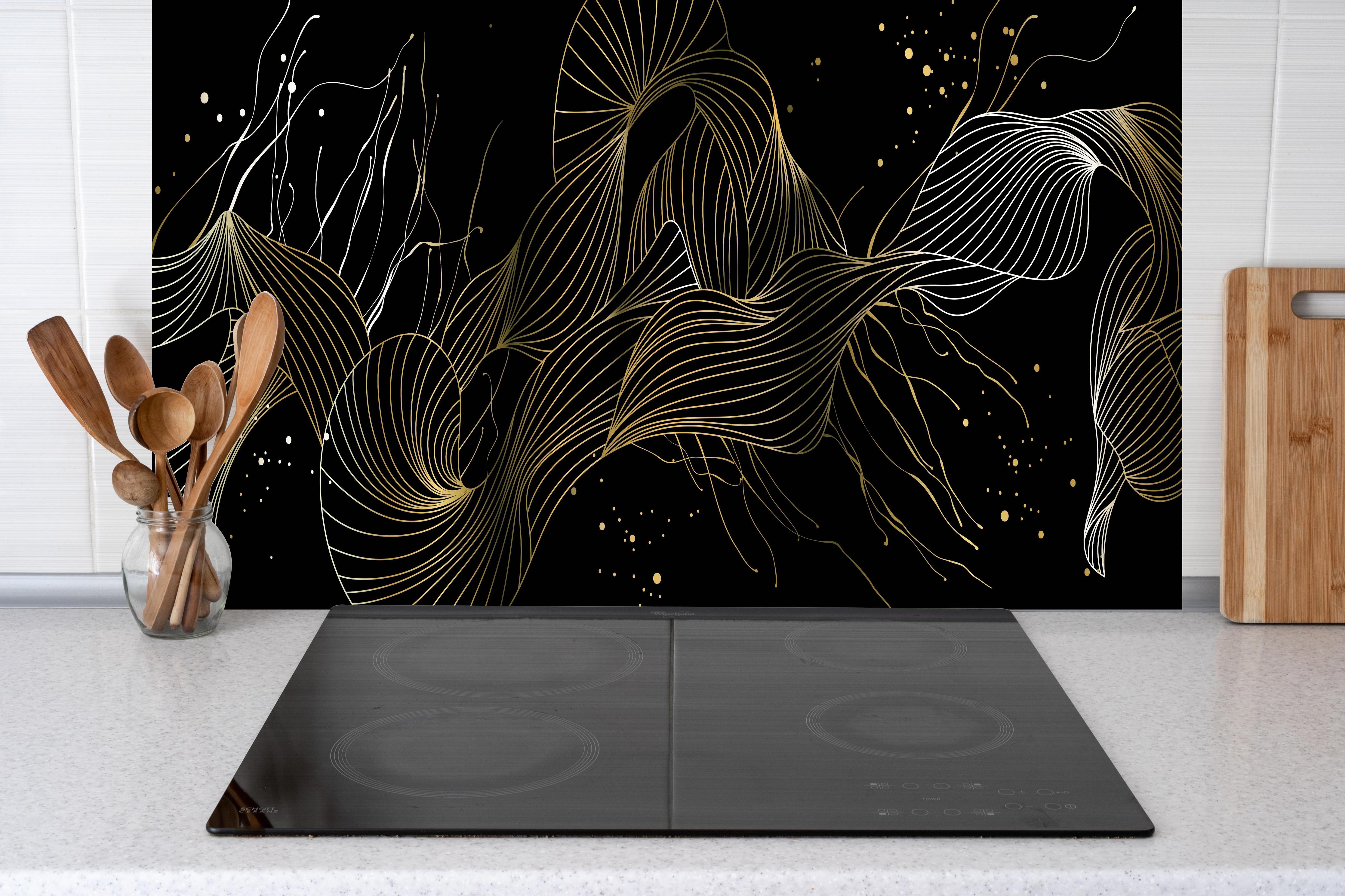 Küche - Goldene Abstrakte Linien auf Schwarz hinter weißen Hochglanz-Küchenregalen und schwarzem Wasserhahn