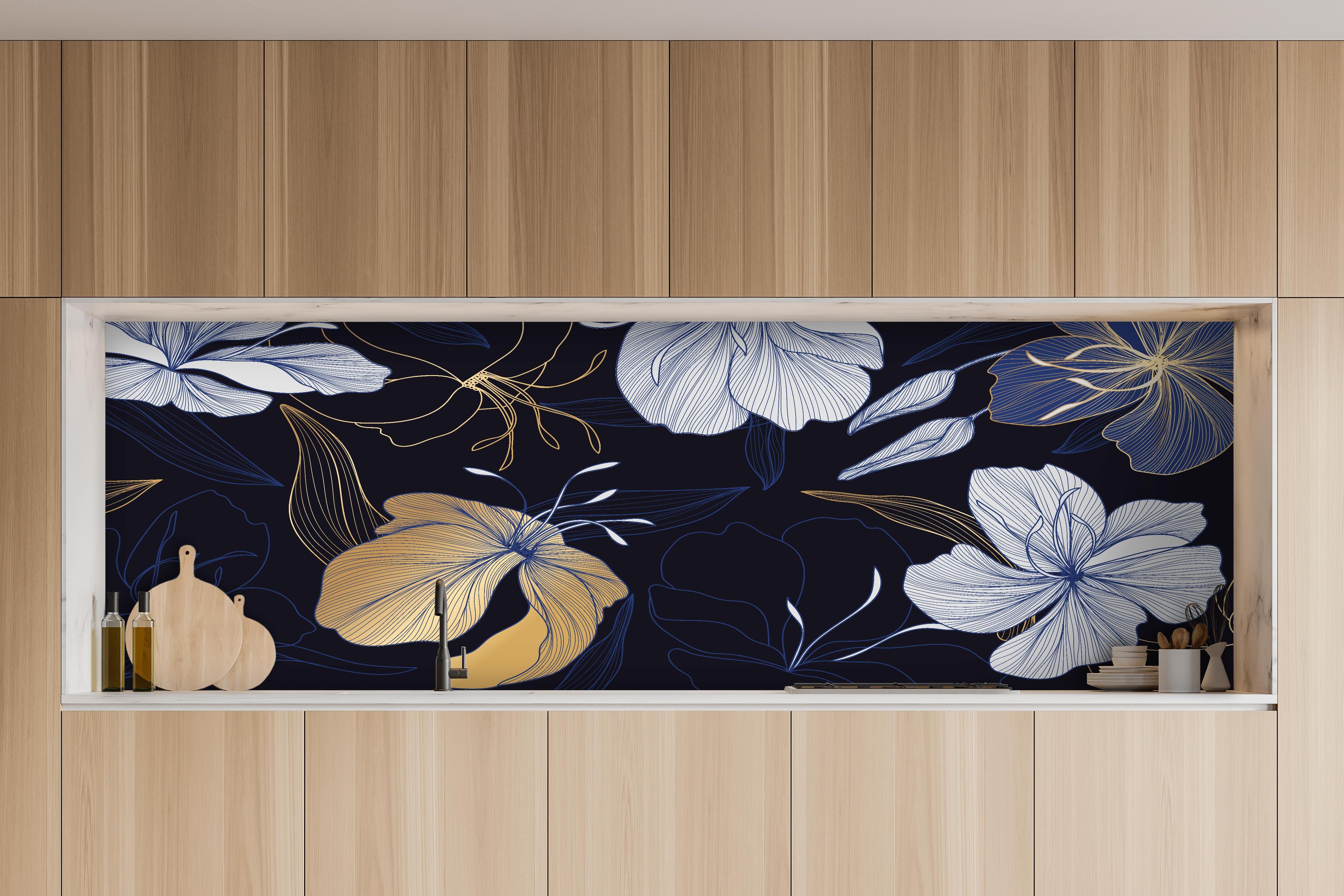 Küche - Goldene Blumenillustration auf Dunkelblau hinter weißen Hochglanz-Küchenregalen und schwarzem Wasserhahn
