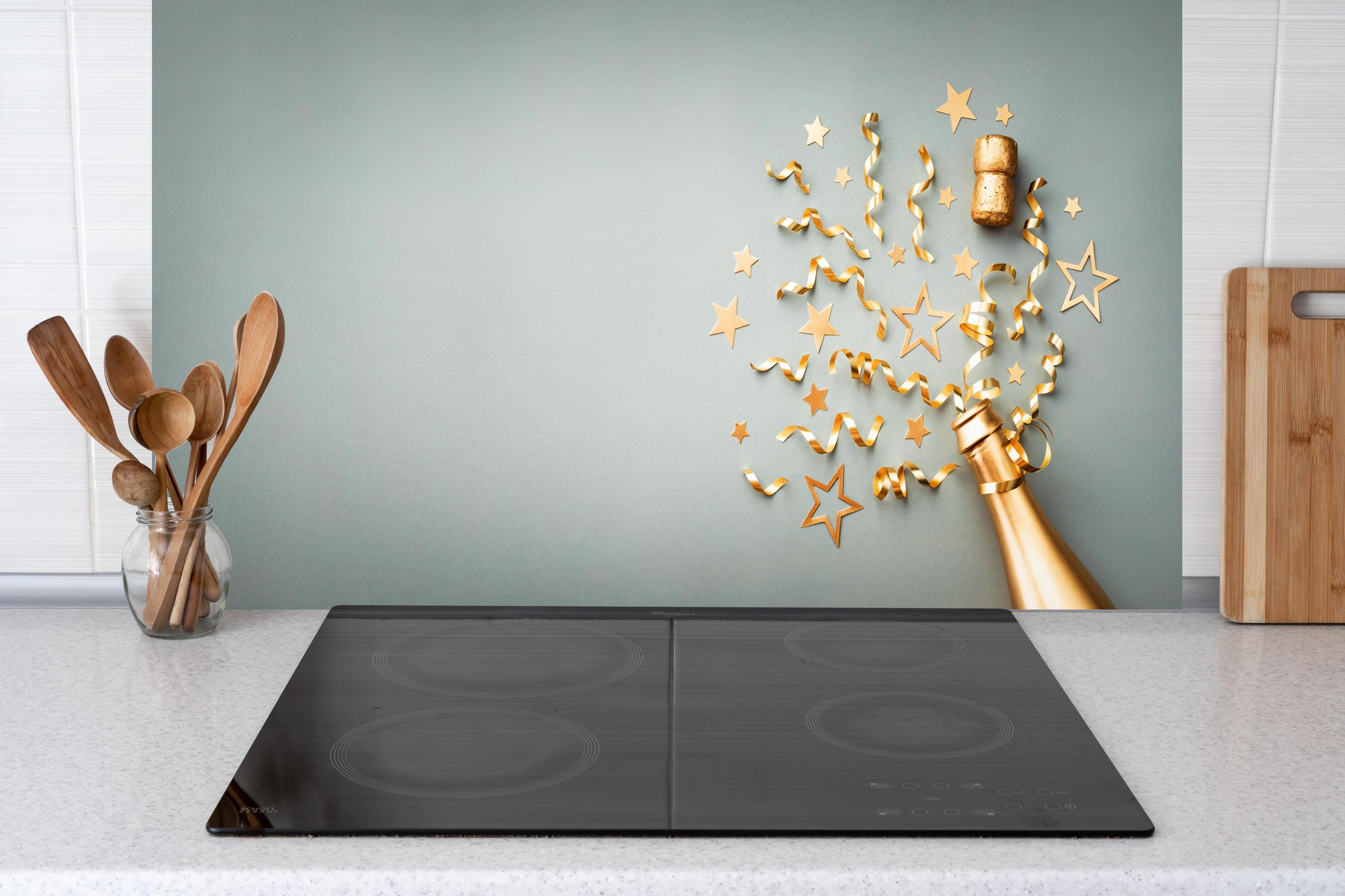 Küche - Goldene Champagnerflasche im Sylvester design hinter weißen Hochglanz-Küchenregalen und schwarzem Wasserhahn