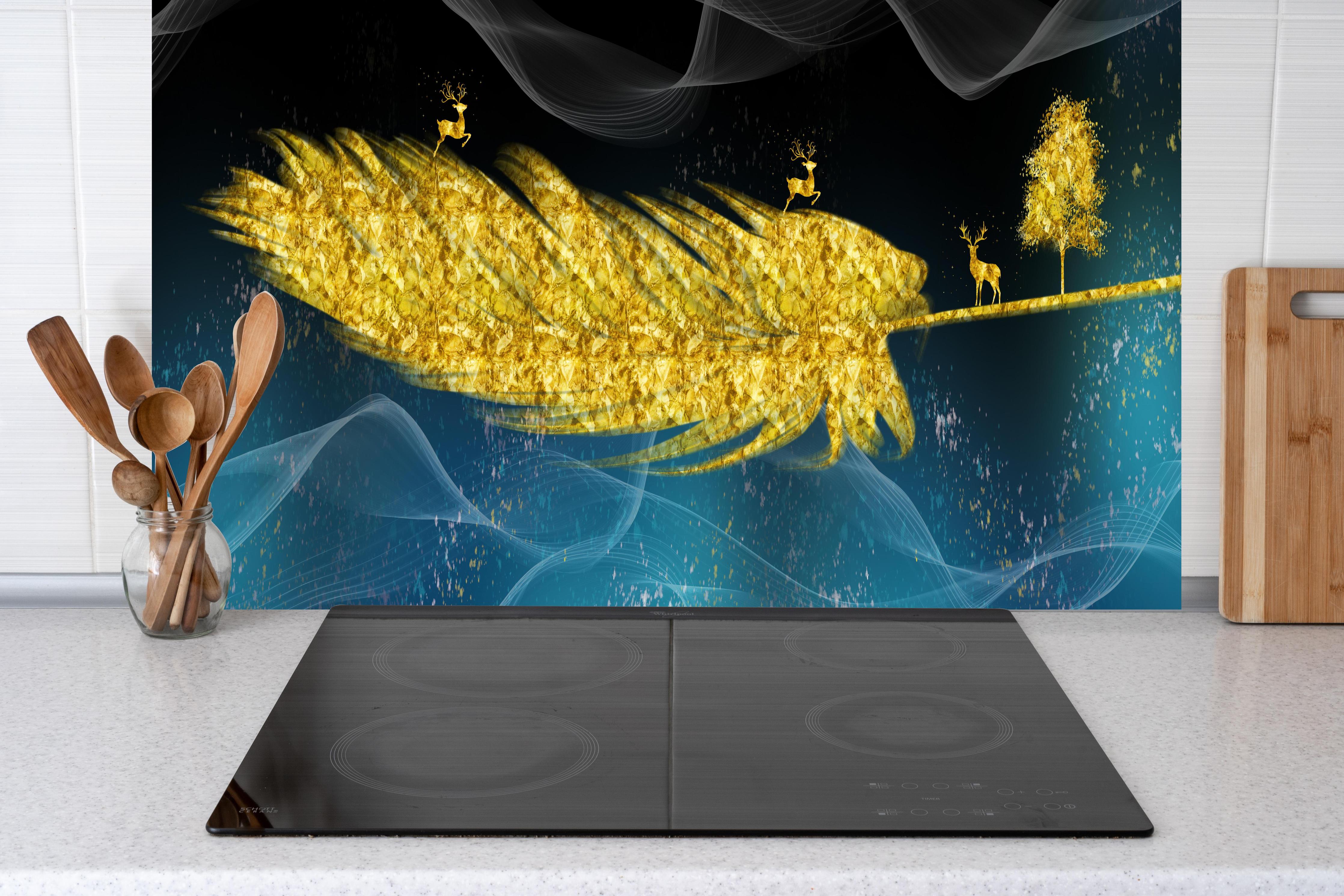 Küche - Goldene Feder - 3D Muster hinter weißen Hochglanz-Küchenregalen und schwarzem Wasserhahn