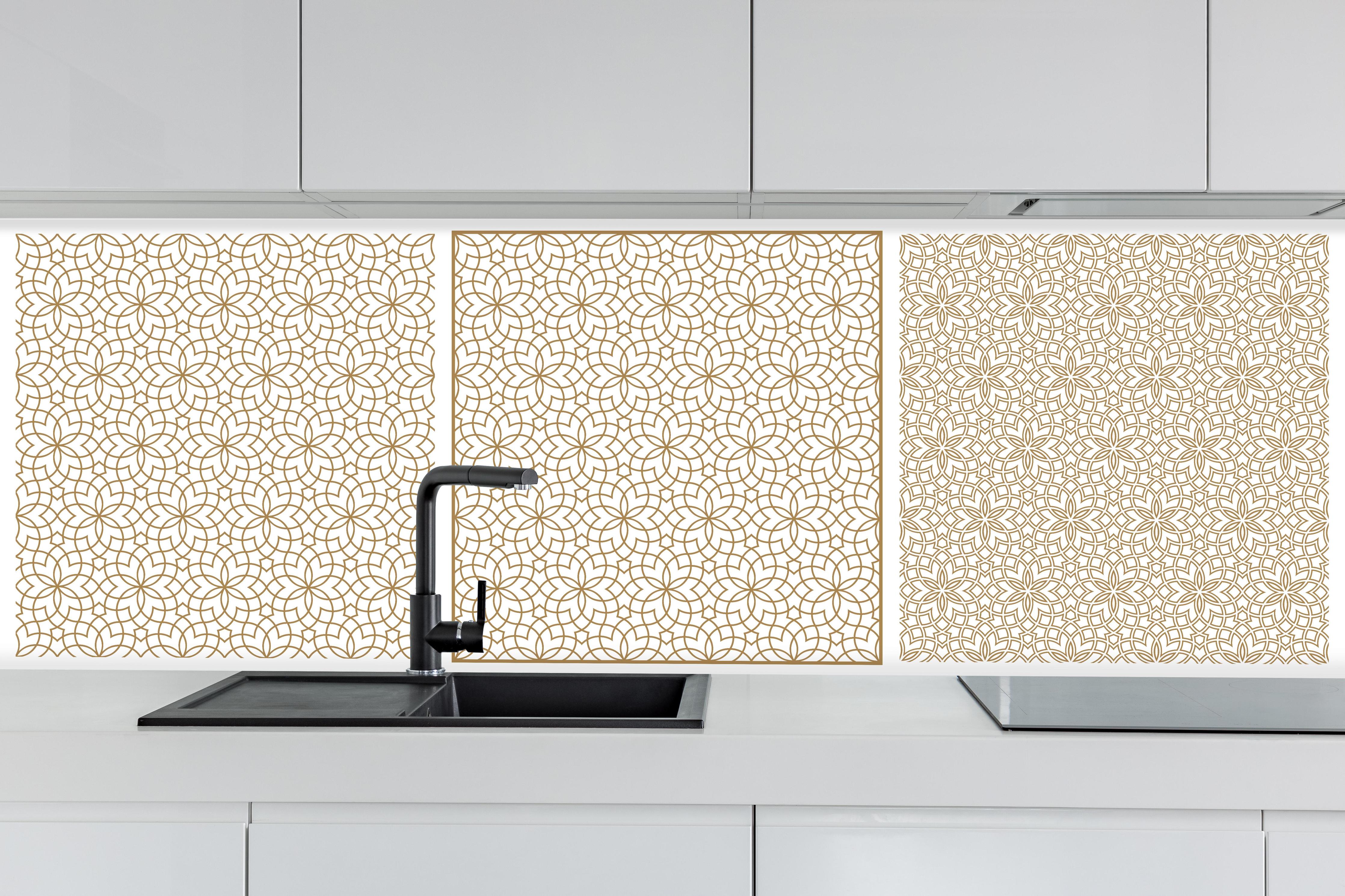 Küche - Goldene Geometrische Wandmuster Kunstwerk hinter weißen Hochglanz-Küchenregalen und schwarzem Wasserhahn