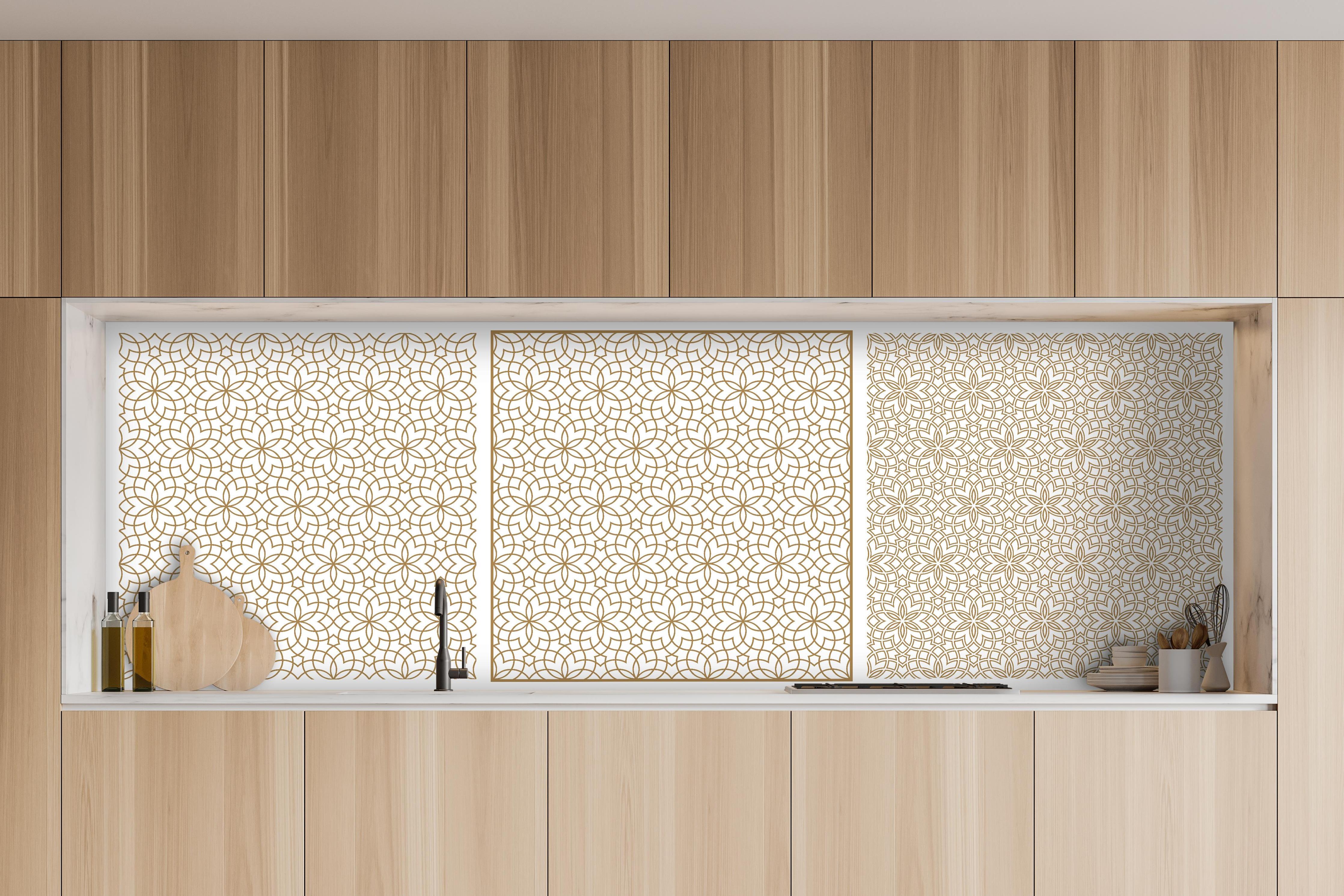 Küche - Goldene Geometrische Wandmuster Kunstwerk hinter weißen Hochglanz-Küchenregalen und schwarzem Wasserhahn