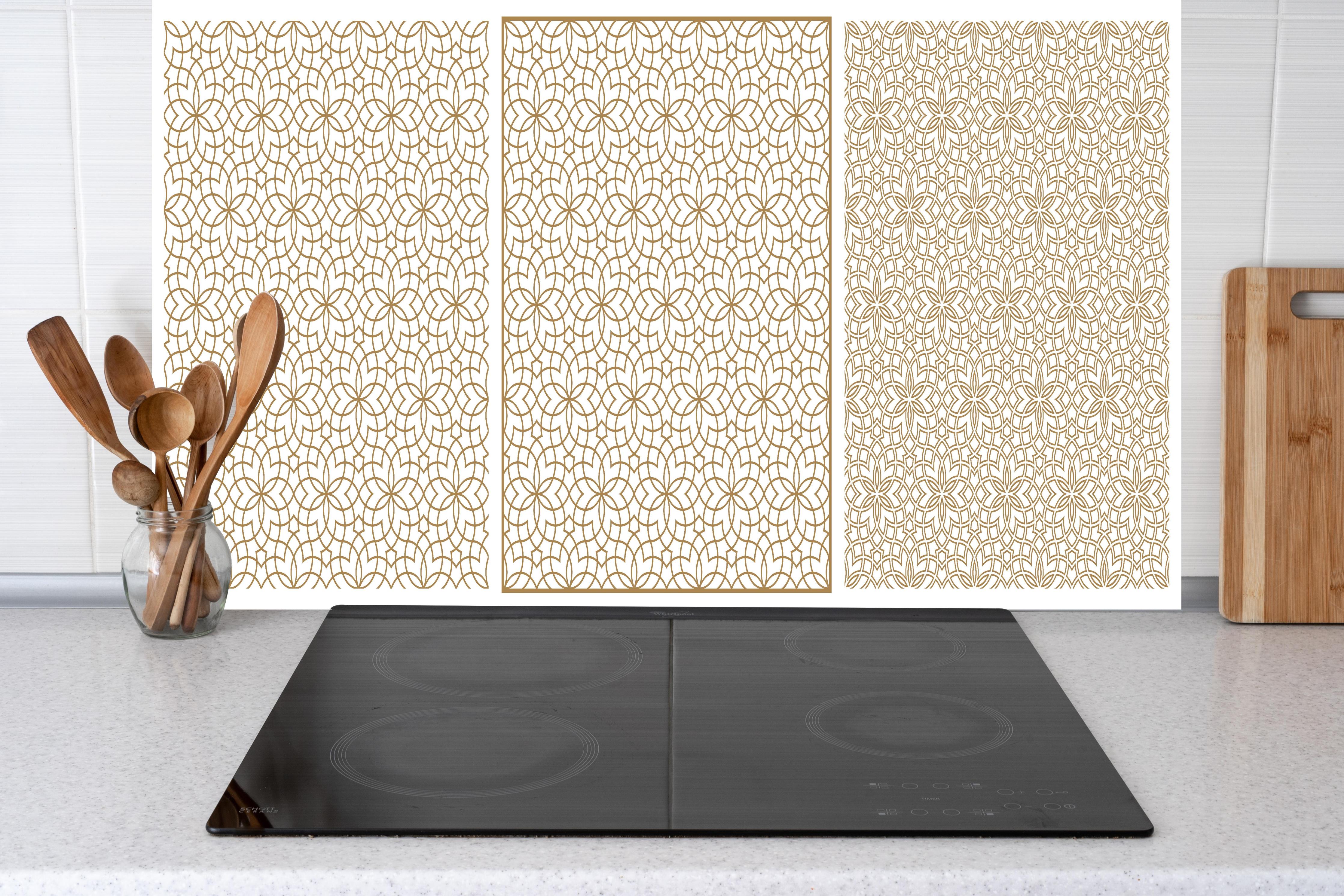 Küche - Goldene Geometrische Wandmuster Kunstwerk hinter weißen Hochglanz-Küchenregalen und schwarzem Wasserhahn