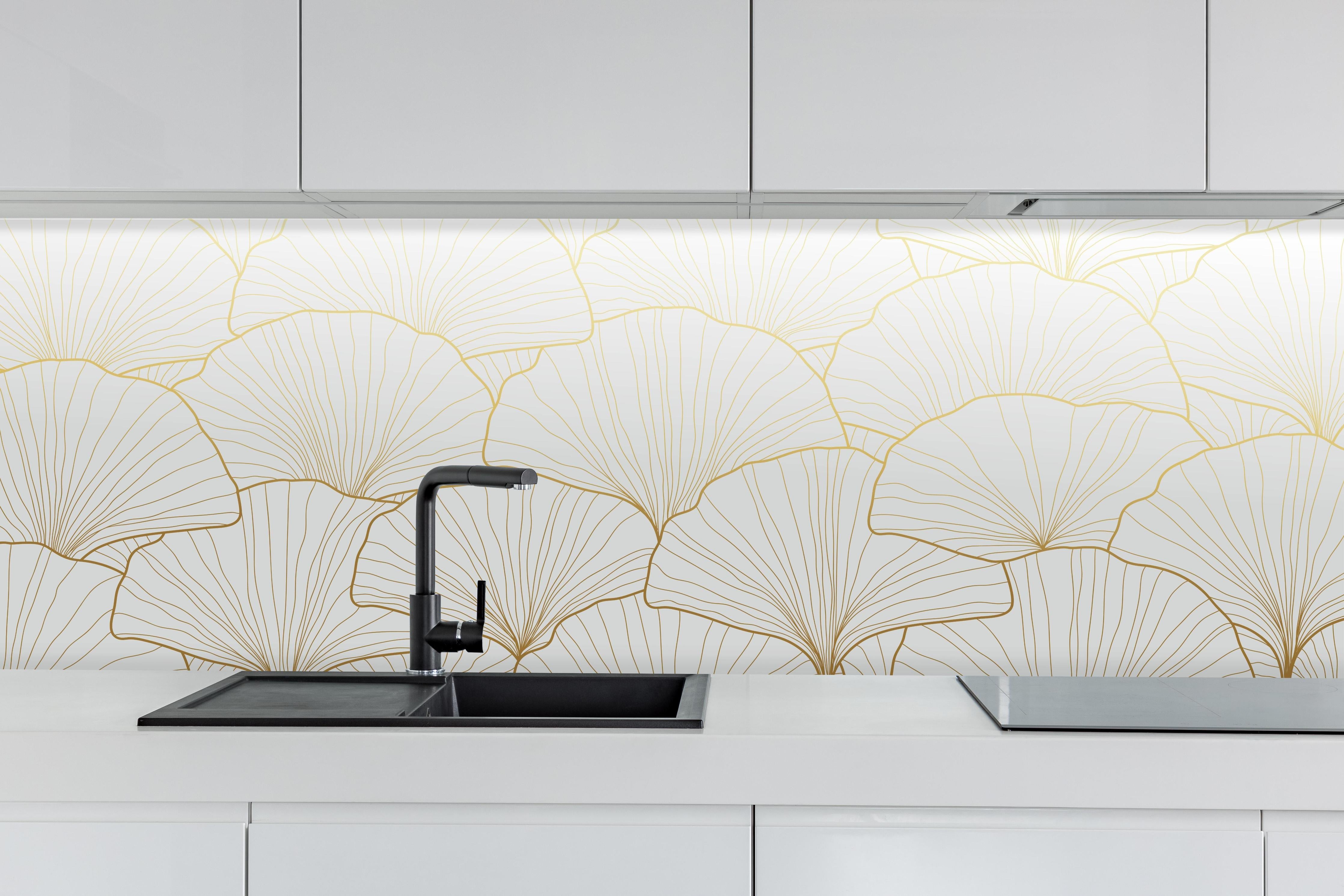 Küche - Goldene Ginkgo Blattstruktur hinter weißen Hochglanz-Küchenregalen und schwarzem Wasserhahn