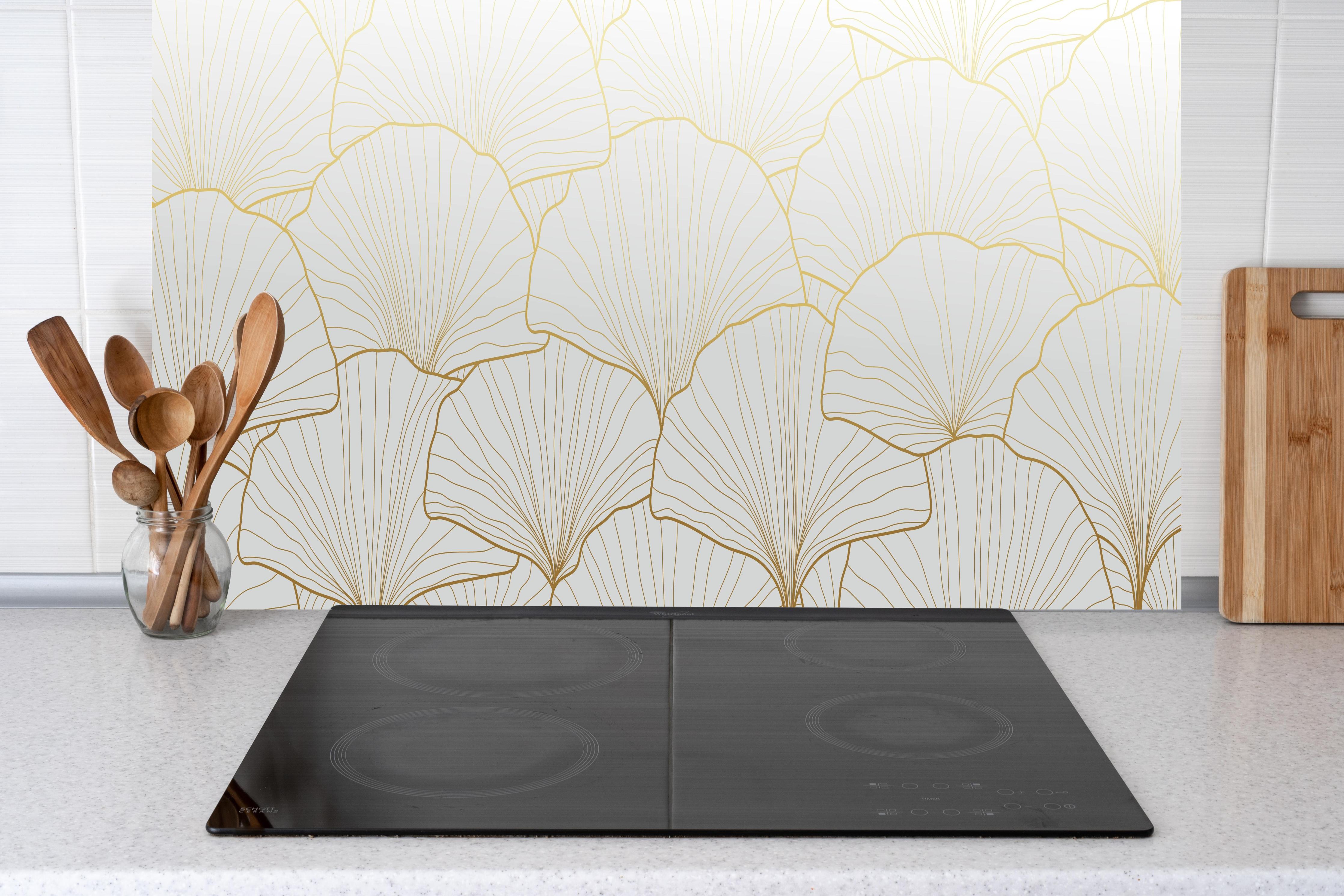 Küche - Goldene Ginkgo Blattstruktur hinter weißen Hochglanz-Küchenregalen und schwarzem Wasserhahn