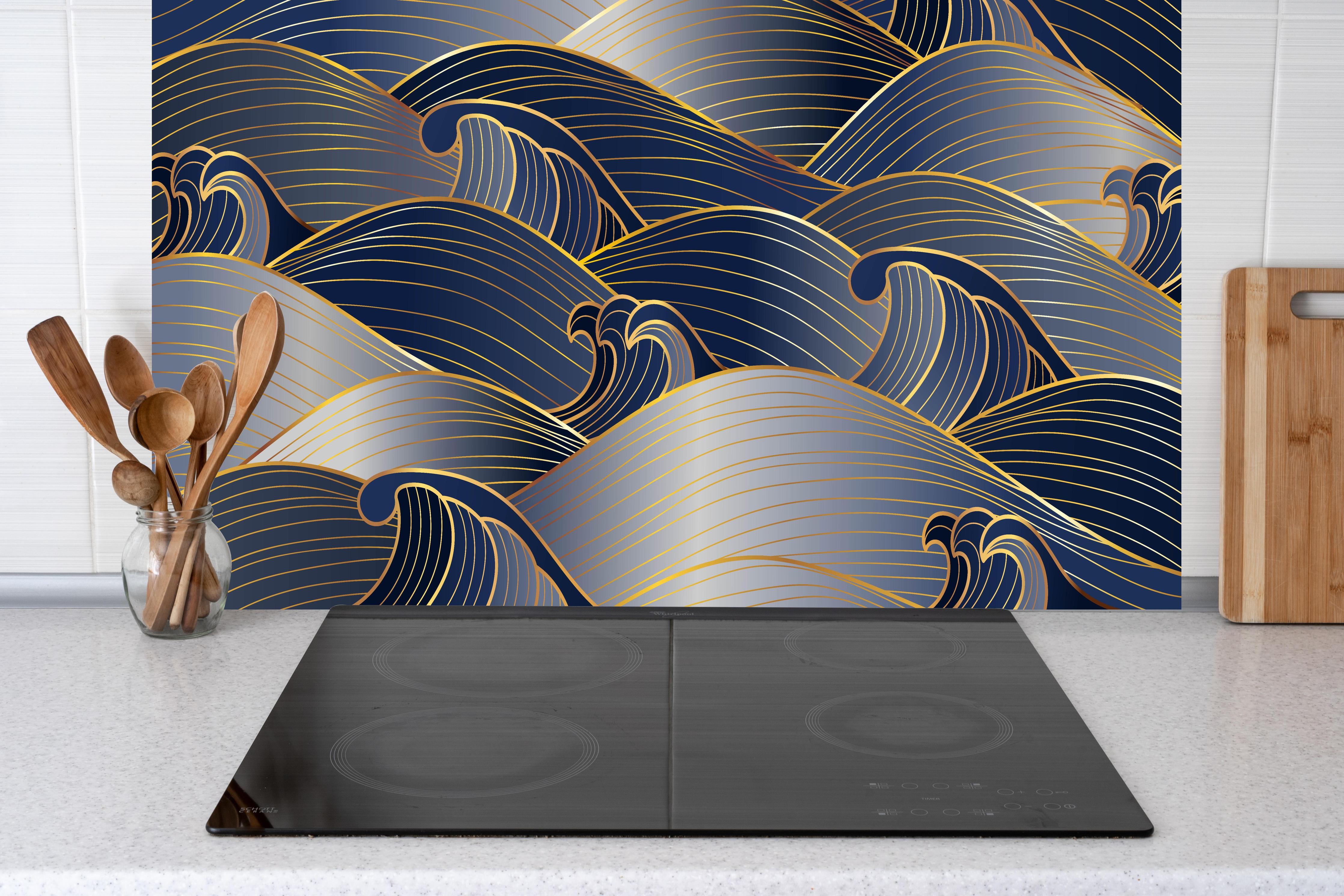 Küche - Goldene Meereswellen abstrakte Musterung hinter weißen Hochglanz-Küchenregalen und schwarzem Wasserhahn