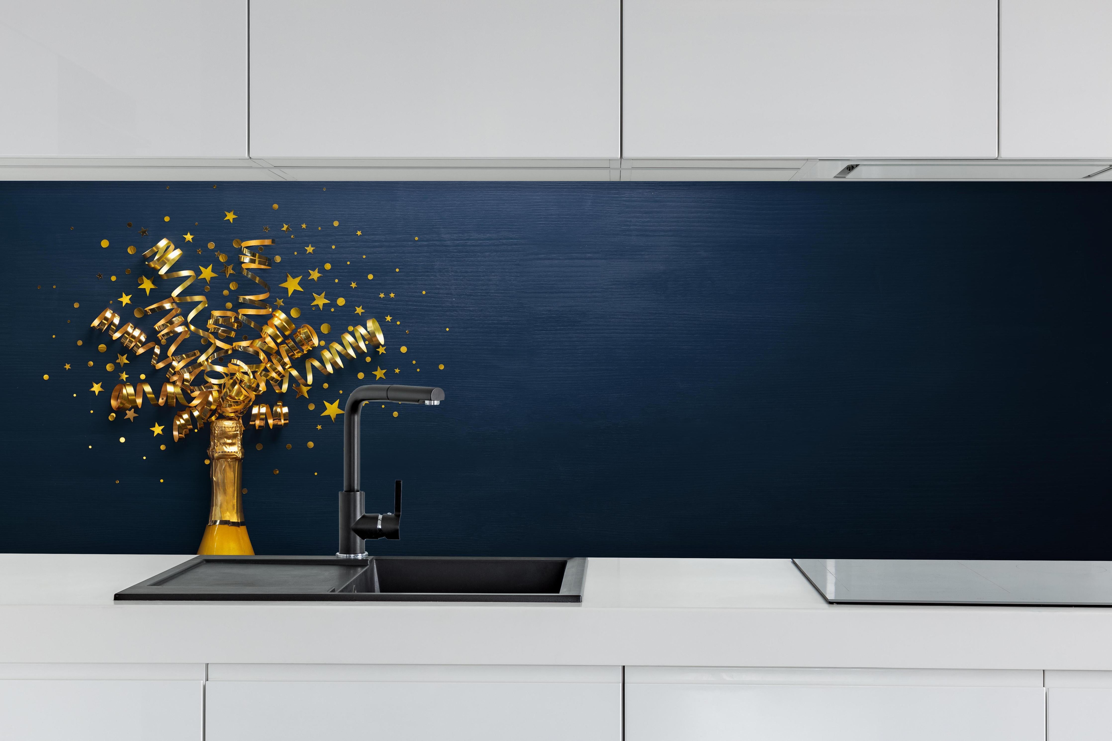 Küche - Goldene Neujahrsfeier mit Champagner hinter weißen Hochglanz-Küchenregalen und schwarzem Wasserhahn