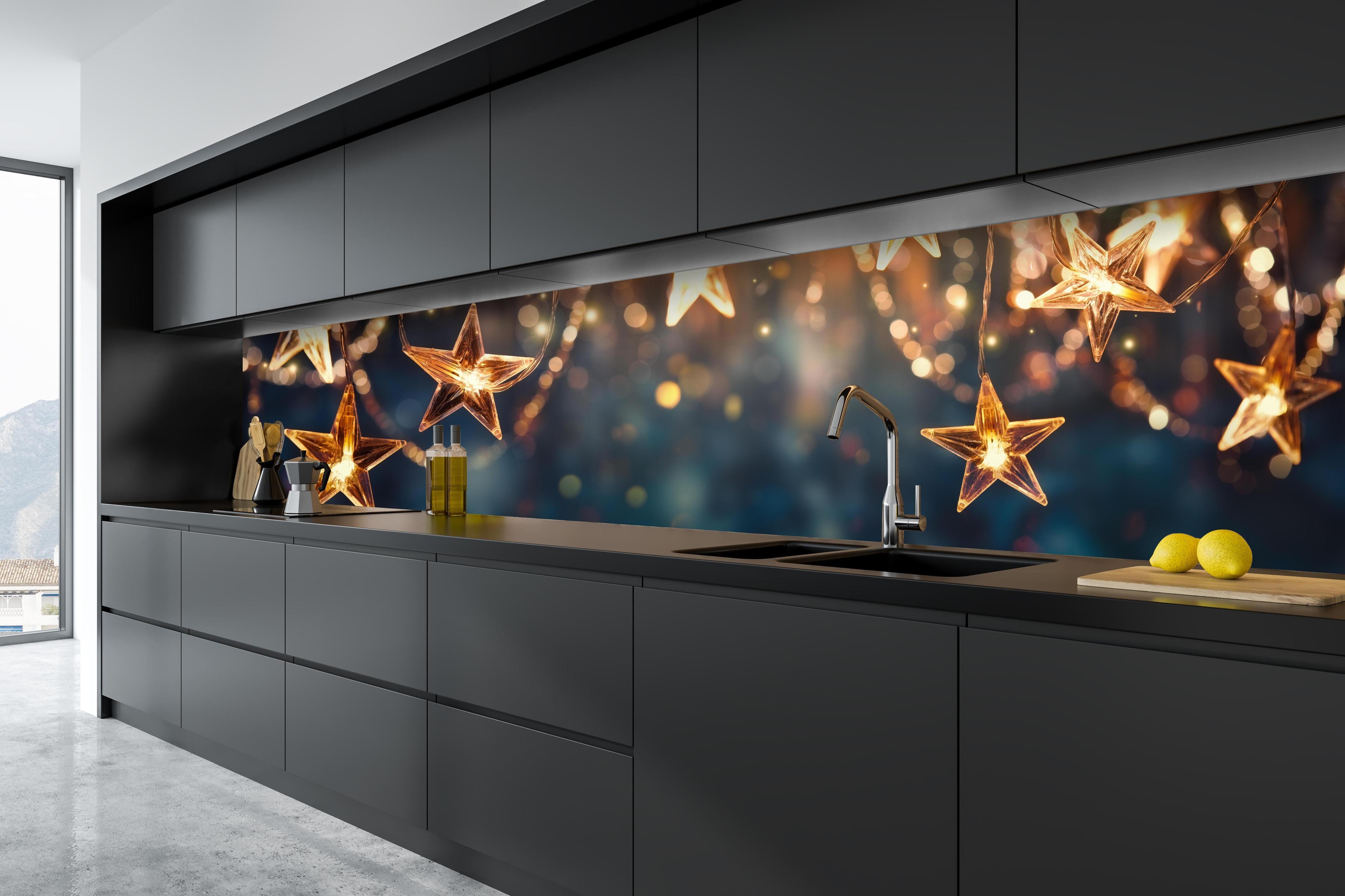 Küche - Goldene Sternen Lichterkette hinter weißen Hochglanz-Küchenregalen und schwarzem Wasserhahn