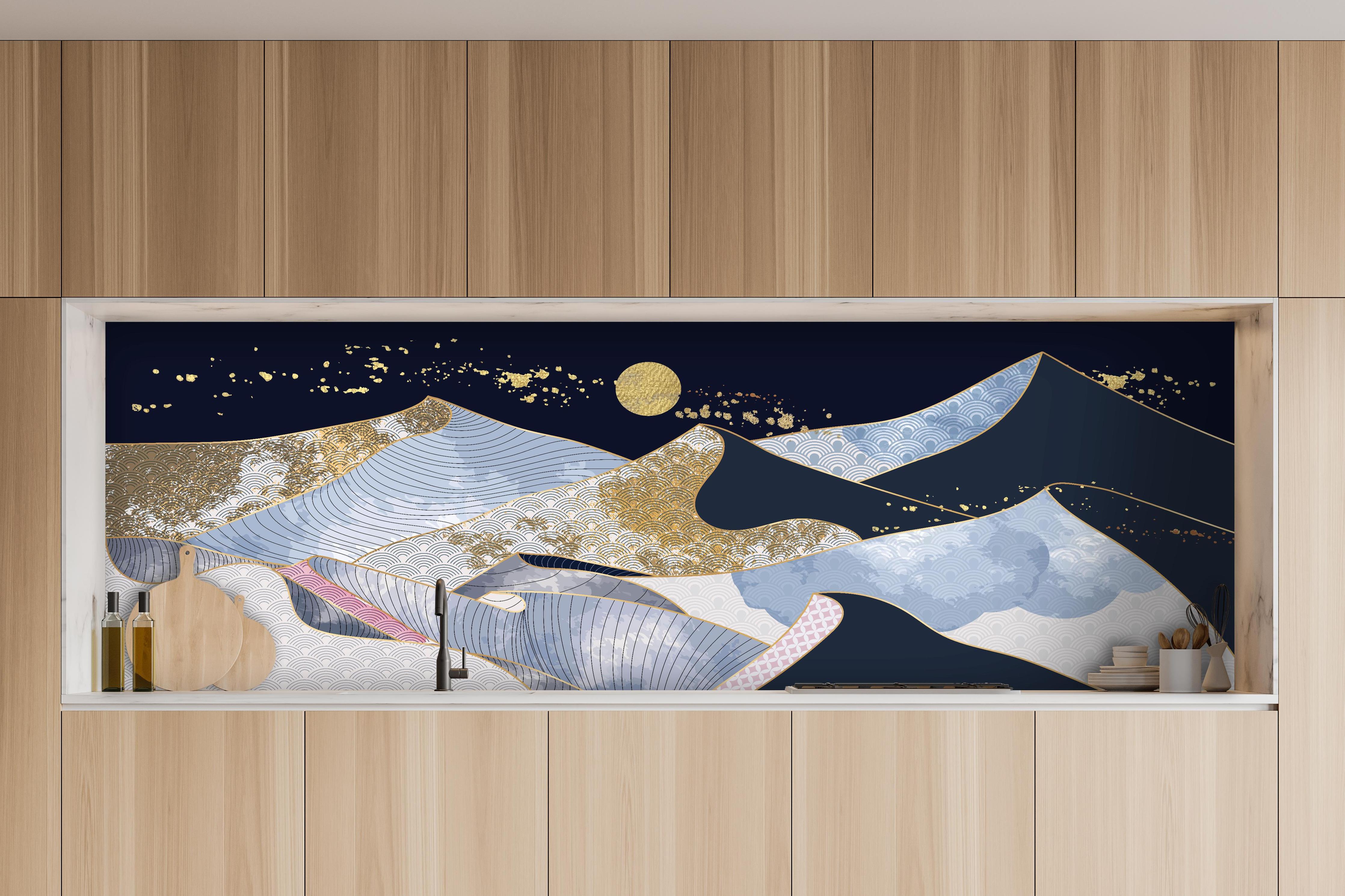 Küche - Goldene Wellen Kunstwerk mit Mond hinter weißen Hochglanz-Küchenregalen und schwarzem Wasserhahn