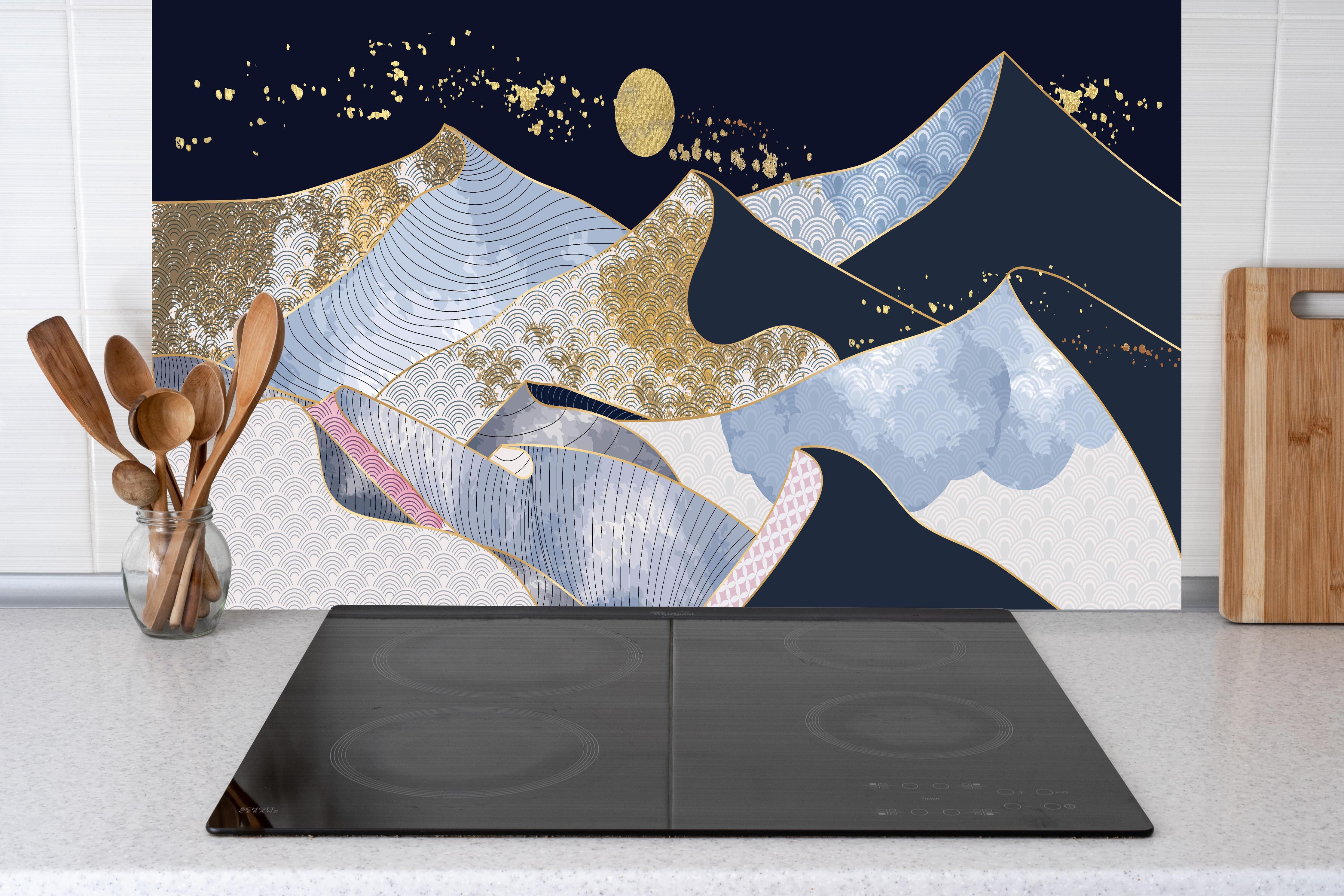 Küche - Goldene Wellen Kunstwerk mit Mond hinter weißen Hochglanz-Küchenregalen und schwarzem Wasserhahn