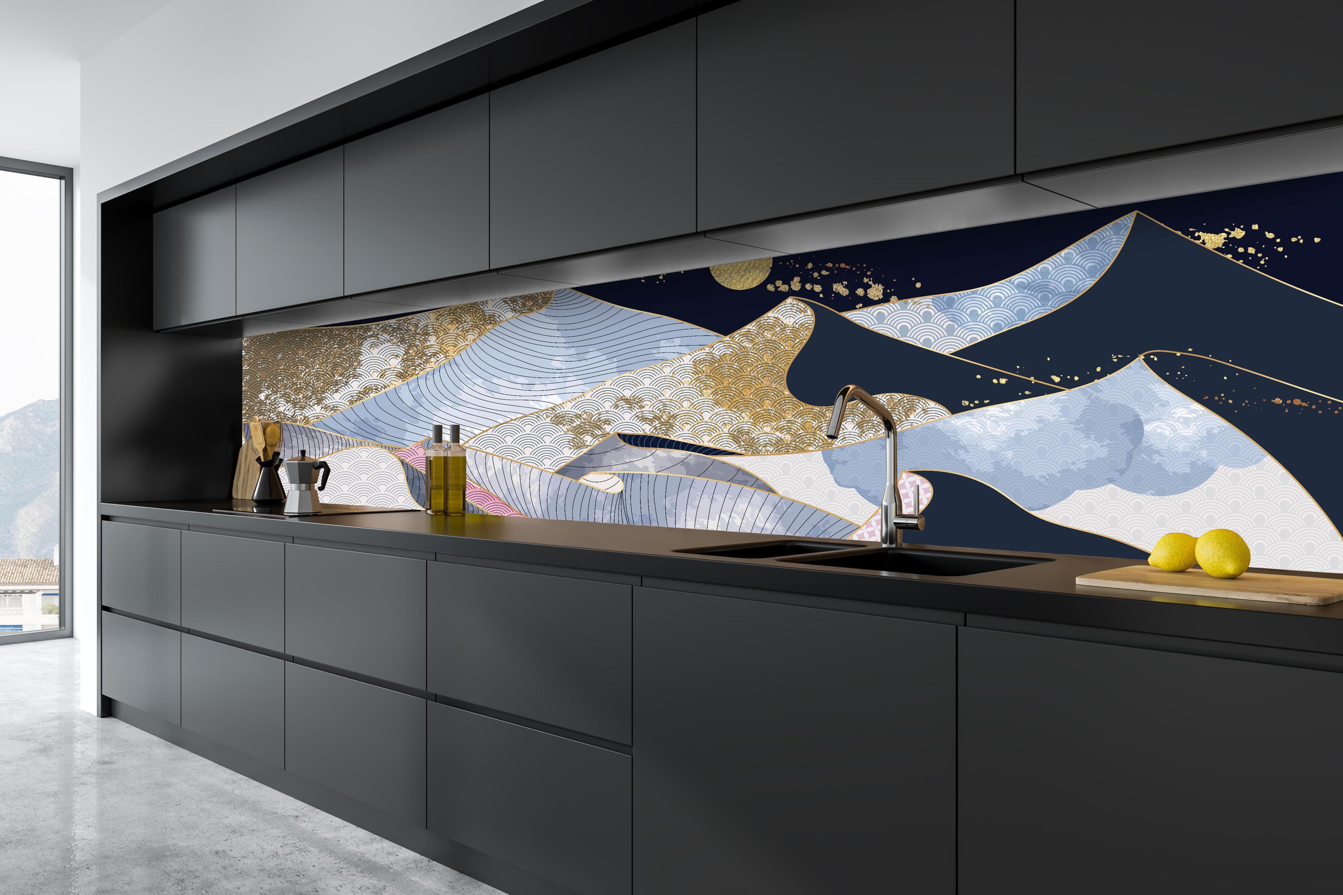 Küche - Goldene Wellen Kunstwerk mit Mond hinter weißen Hochglanz-Küchenregalen und schwarzem Wasserhahn