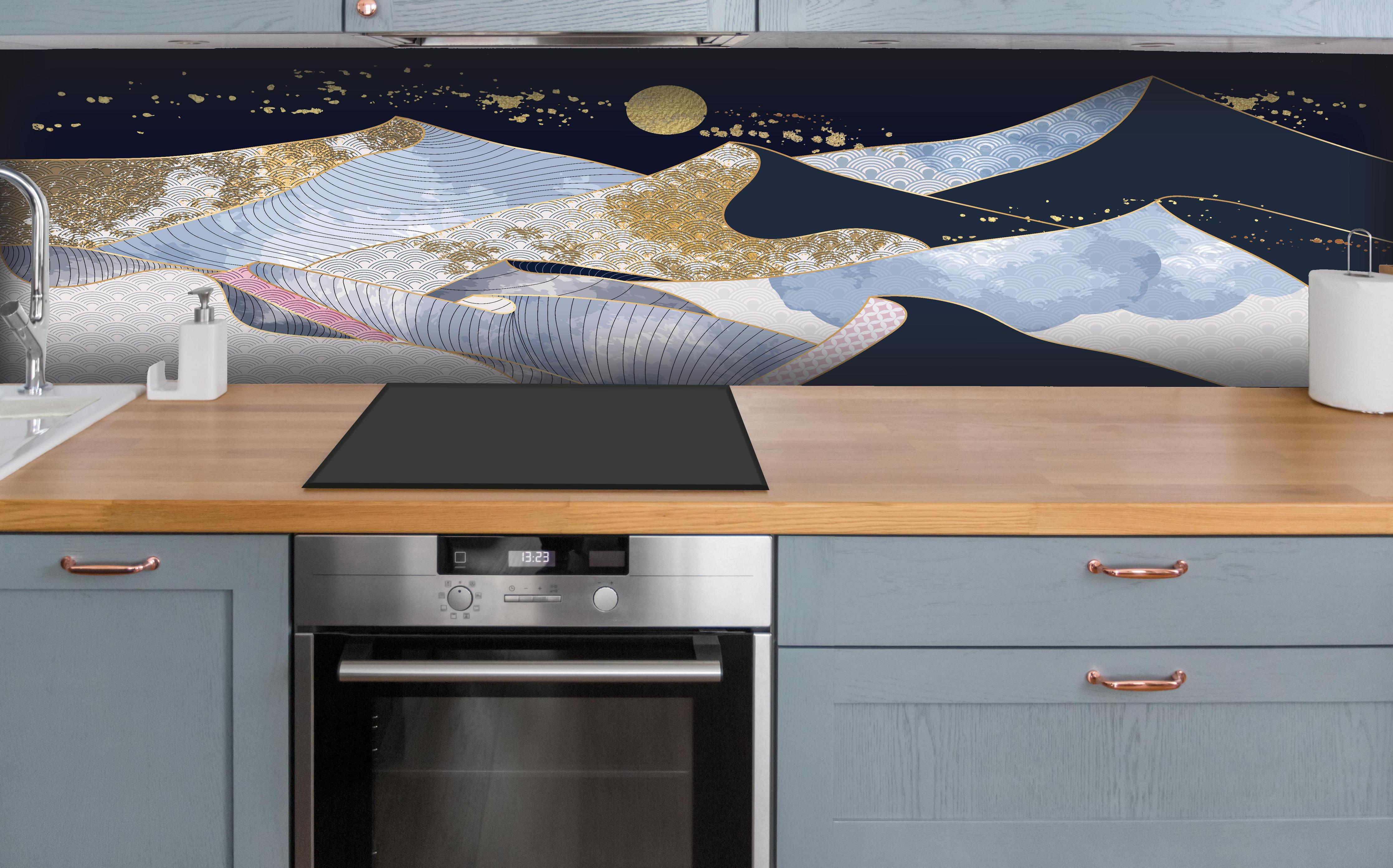 Küche - Goldene Wellen Kunstwerk mit Mond hinter weißen Hochglanz-Küchenregalen und schwarzem Wasserhahn
