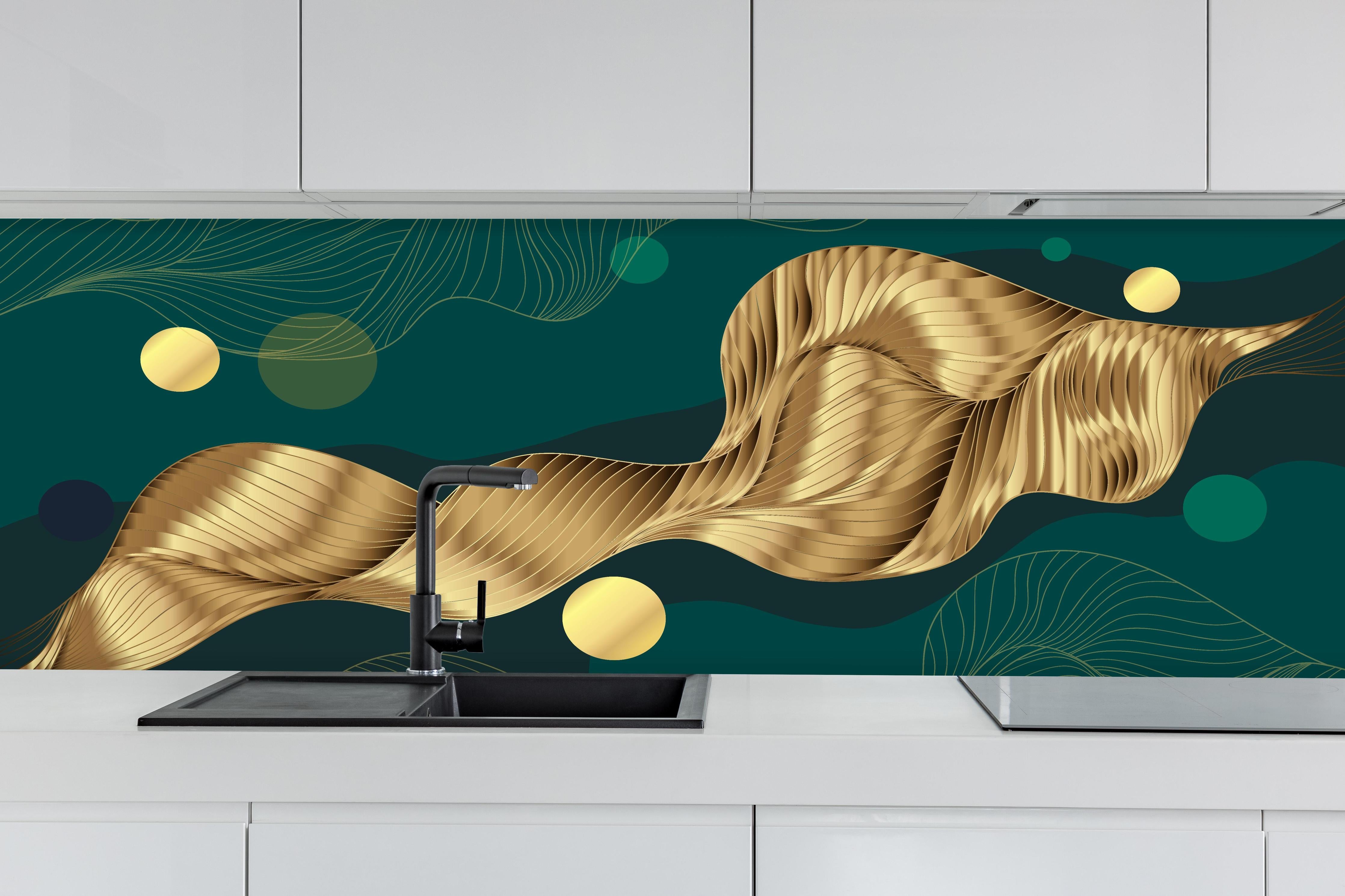 Küche - Goldene Wellenlinien Kunst auf Dunkelblau hinter weißen Hochglanz-Küchenregalen und schwarzem Wasserhahn