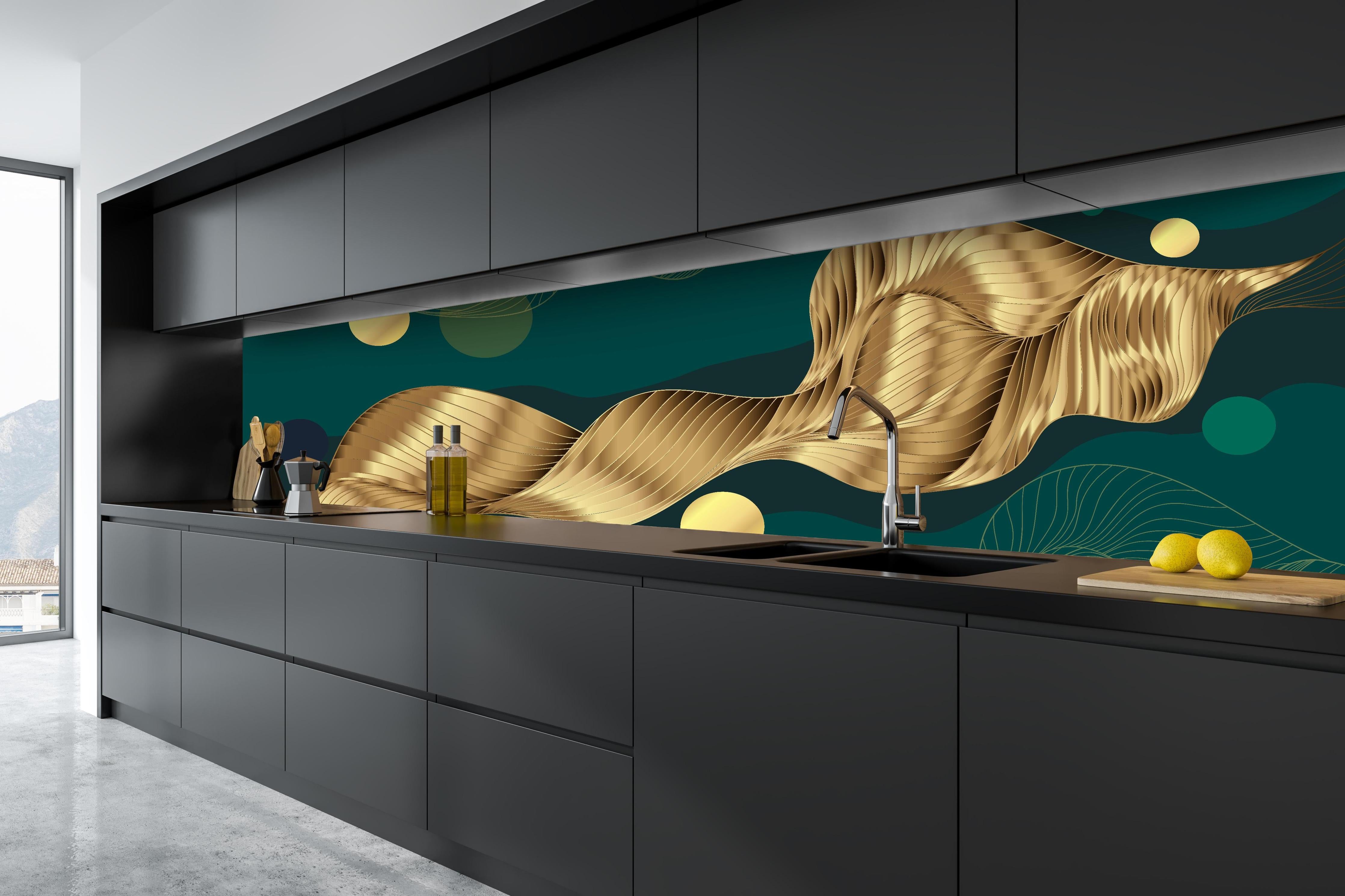 Küche - Goldene Wellenlinien Kunst auf Dunkelblau hinter weißen Hochglanz-Küchenregalen und schwarzem Wasserhahn
