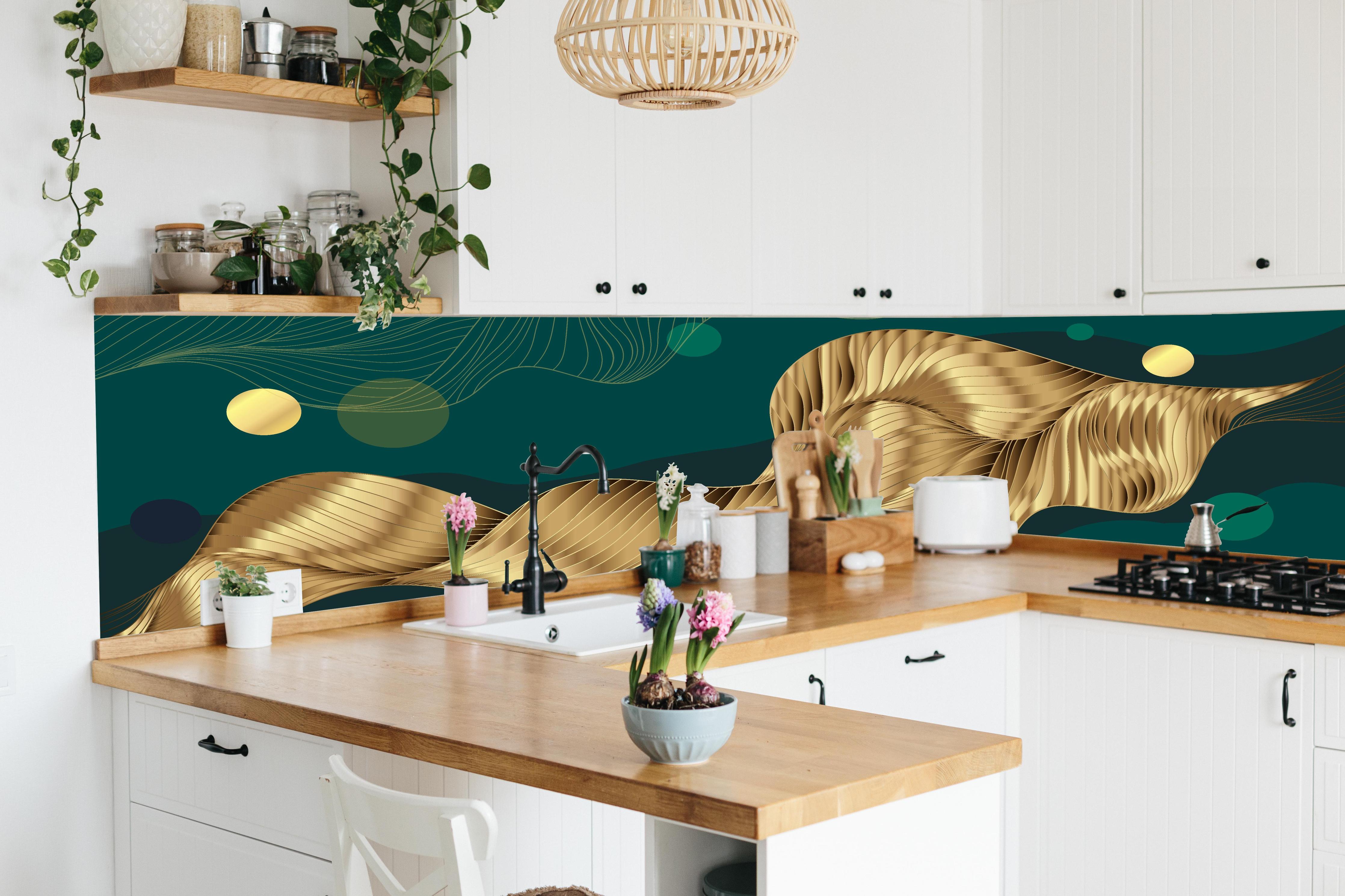 Küche - Goldene Wellenlinien Kunst auf Dunkelblau hinter weißen Hochglanz-Küchenregalen und schwarzem Wasserhahn