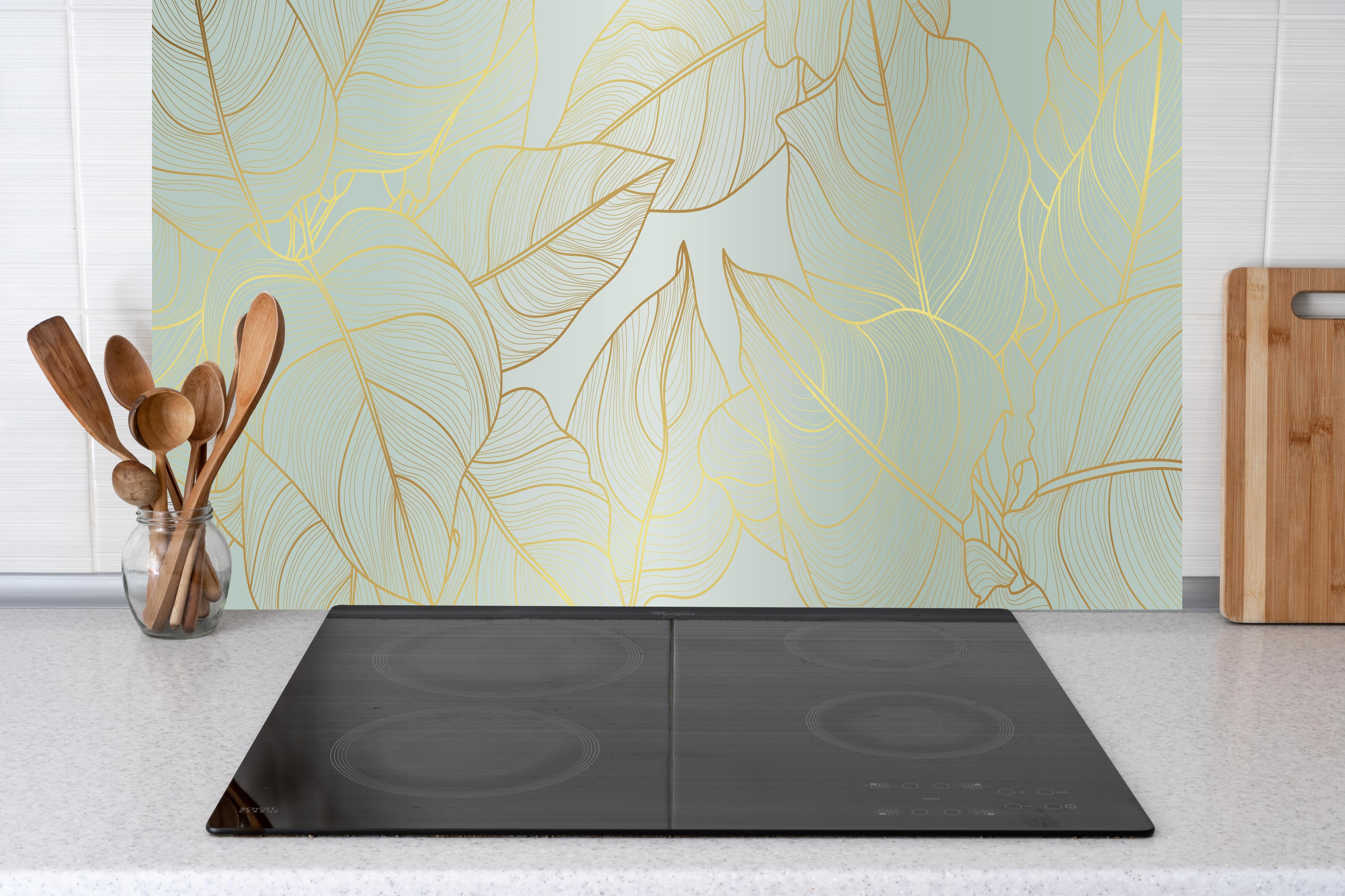 Küche - Goldener Blatt-Design Hintergrund hinter weißen Hochglanz-Küchenregalen und schwarzem Wasserhahn