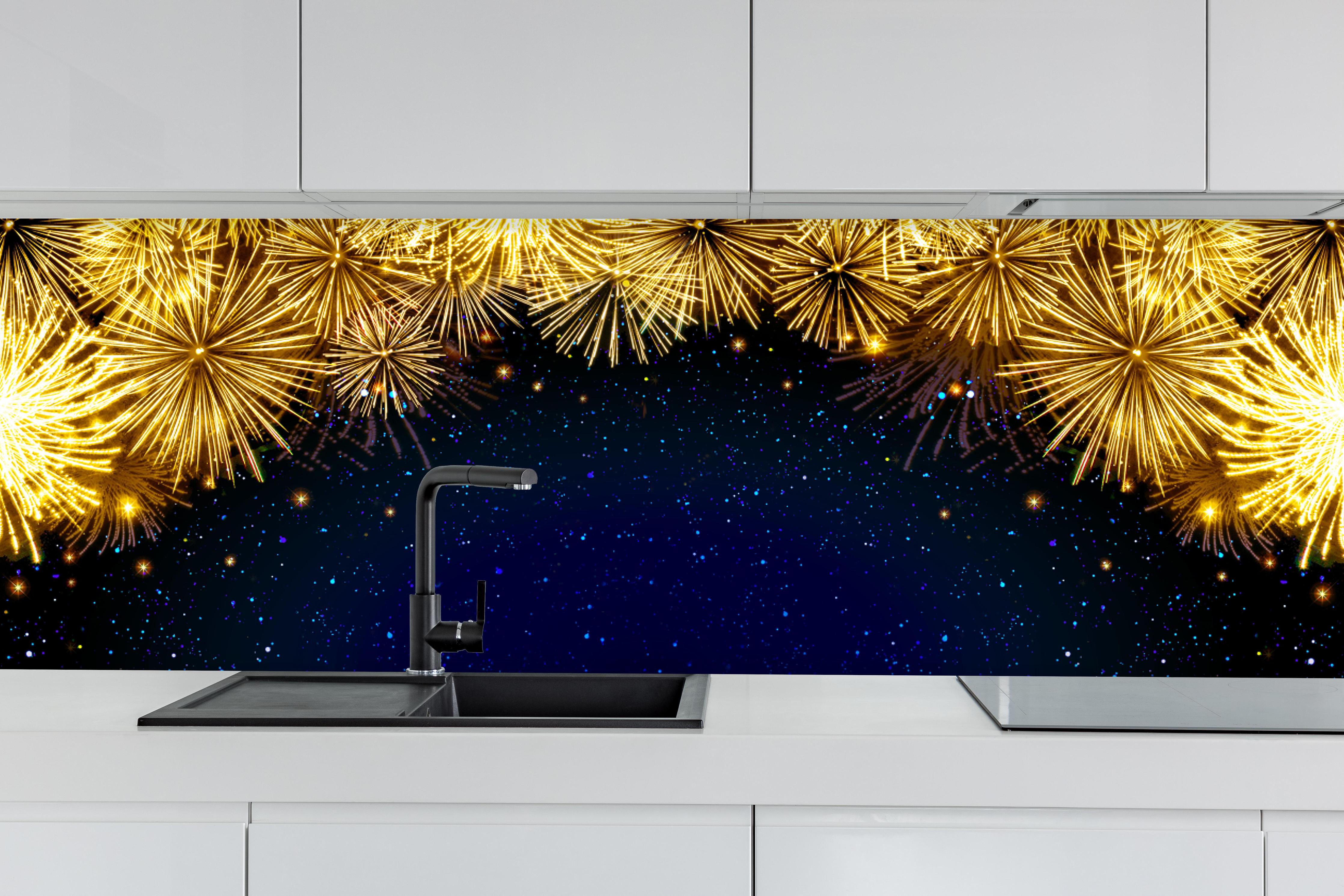 Küche - Goldenes Feuerwerk - Hintergrund hinter weißen Hochglanz-Küchenregalen und schwarzem Wasserhahn
