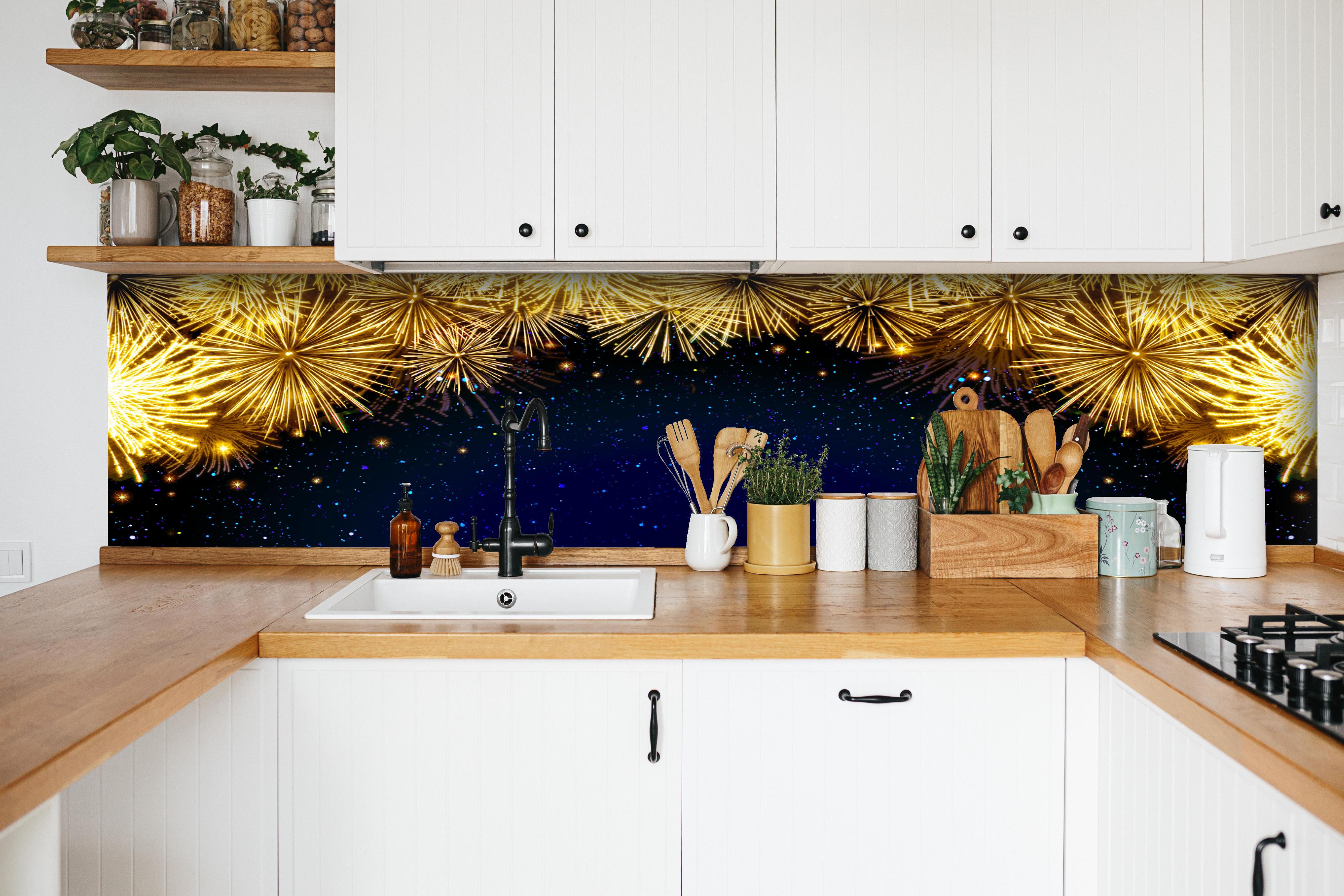 Küche - Goldenes Feuerwerk - Hintergrund hinter weißen Hochglanz-Küchenregalen und schwarzem Wasserhahn