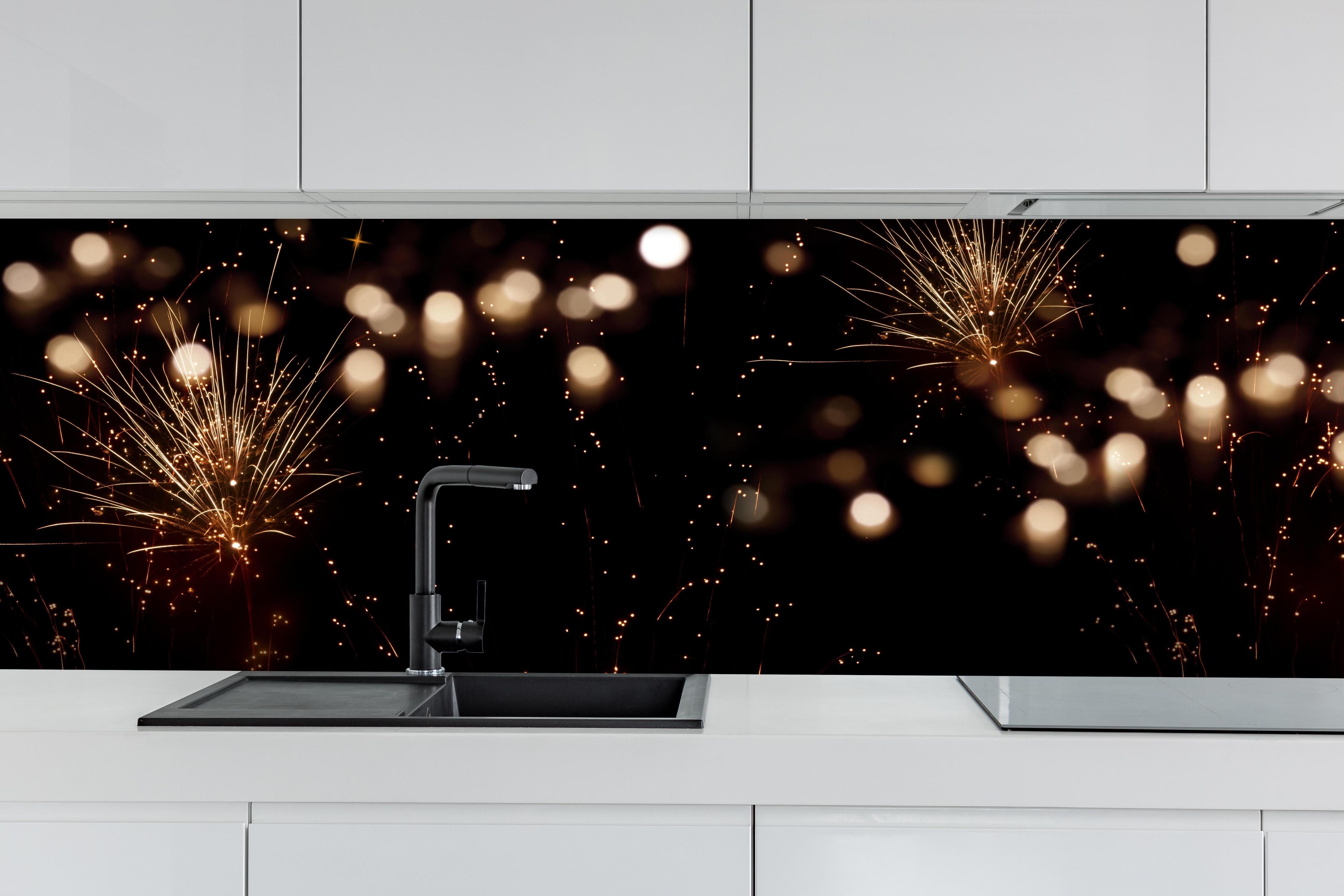 Küche - Goldenes Feuerwerk am Nachthimmel hinter weißen Hochglanz-Küchenregalen und schwarzem Wasserhahn