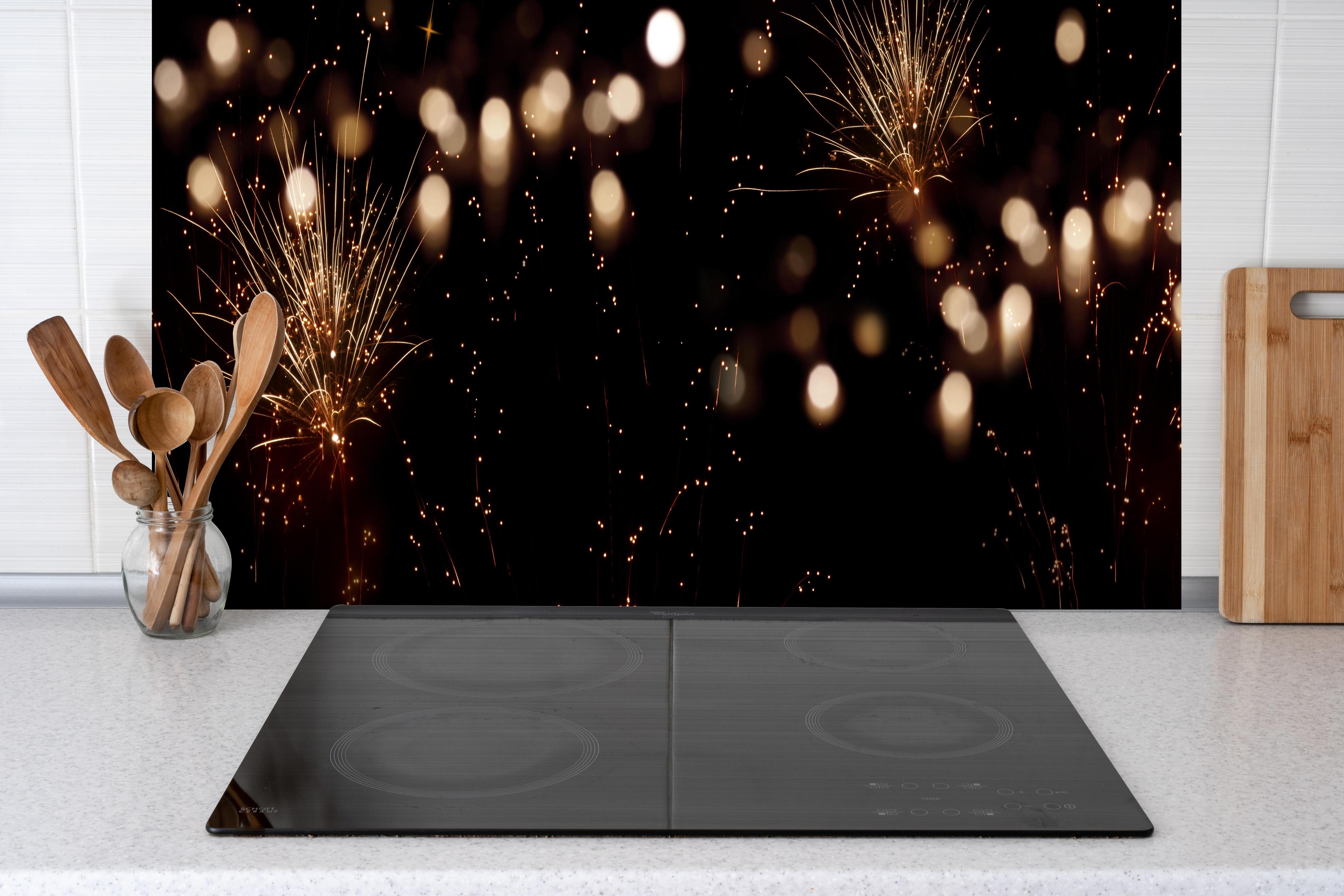 Küche - Goldenes Feuerwerk am Nachthimmel hinter weißen Hochglanz-Küchenregalen und schwarzem Wasserhahn