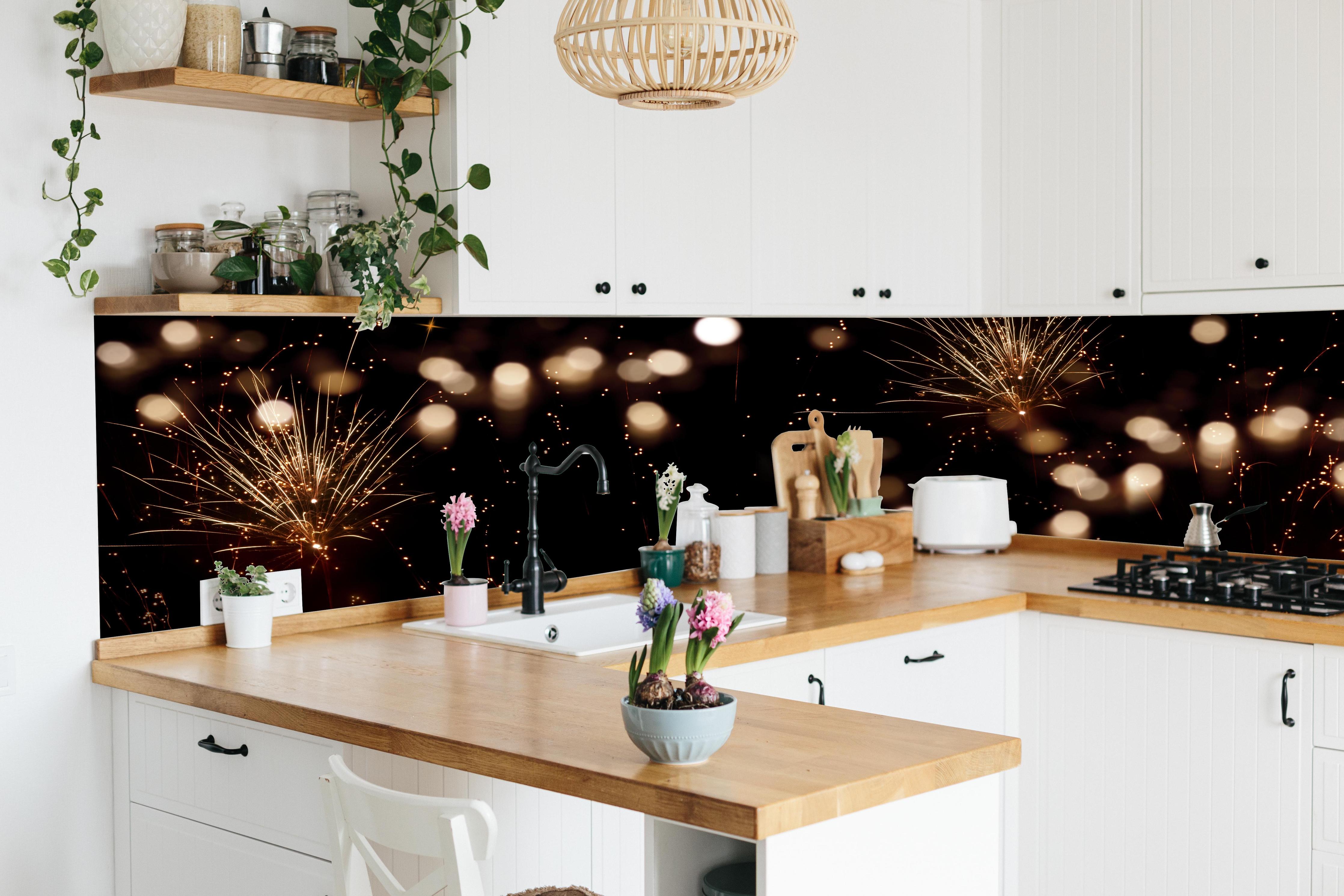 Küche - Goldenes Feuerwerk am Nachthimmel hinter weißen Hochglanz-Küchenregalen und schwarzem Wasserhahn
