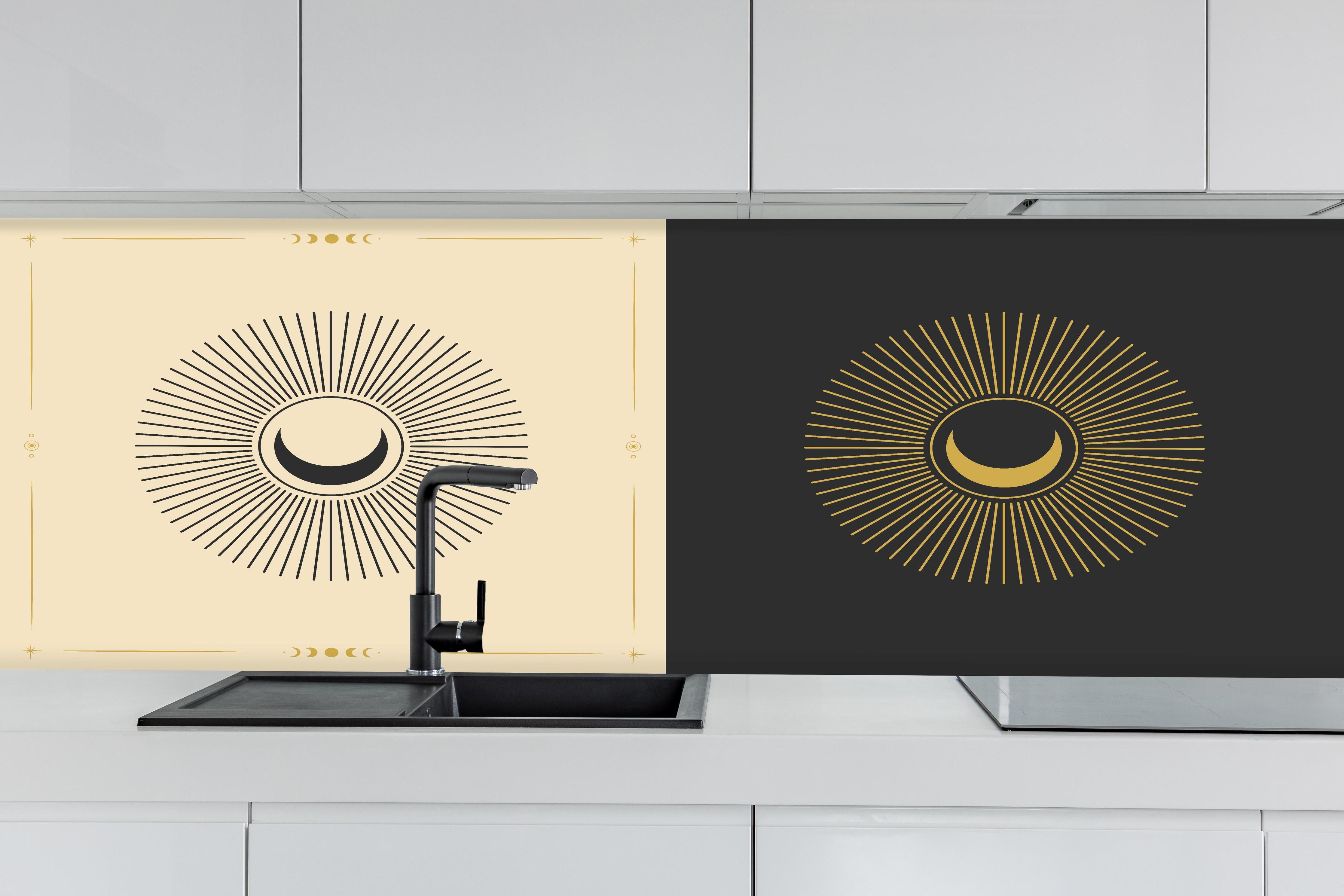 Küche - Goldenes Sonnenmotiv auf Schwarzem Hintergrund hinter weißen Hochglanz-Küchenregalen und schwarzem Wasserhahn