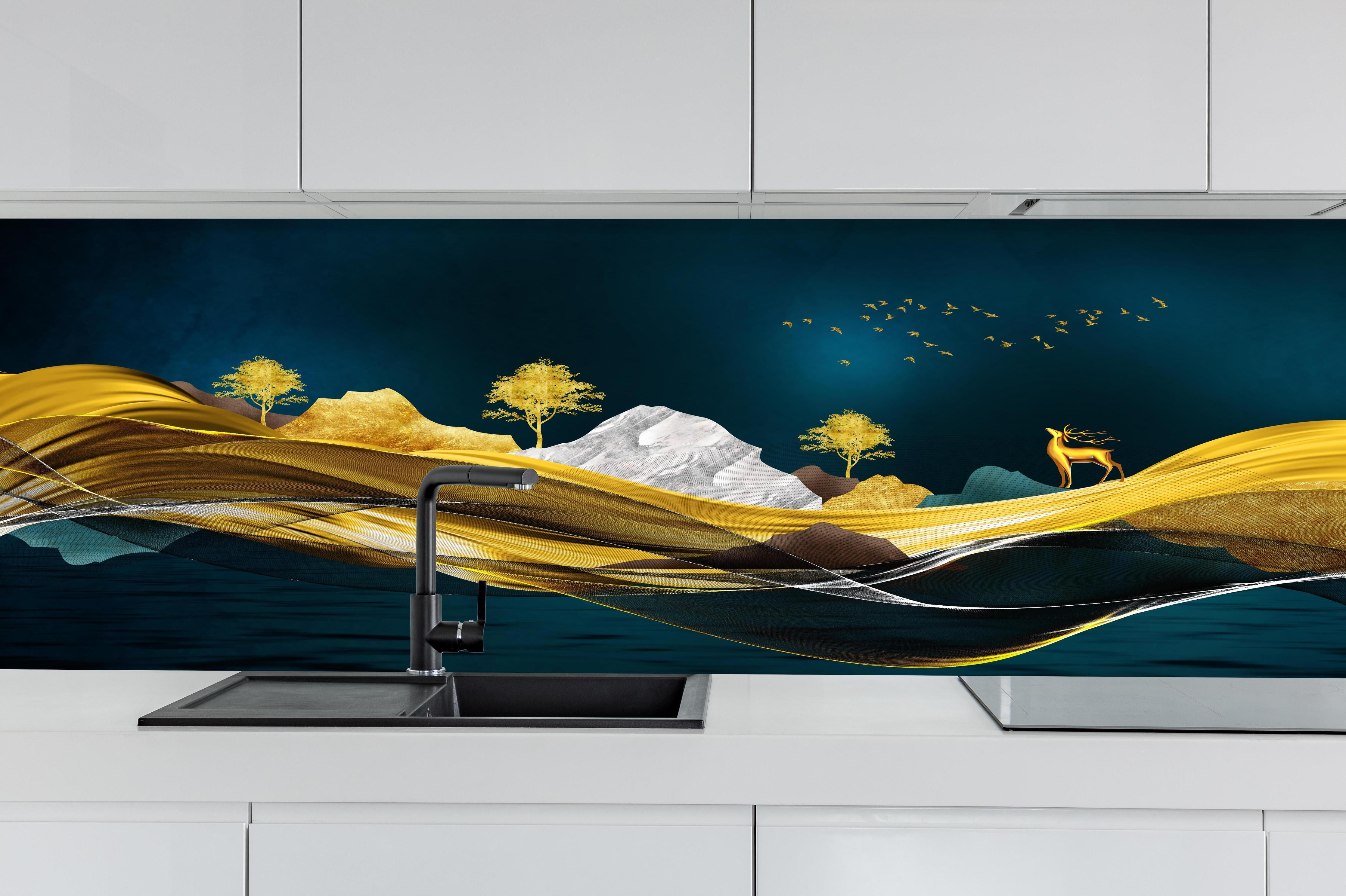 Küche - Goldenes Wellendesign - 3D hinter weißen Hochglanz-Küchenregalen und schwarzem Wasserhahn