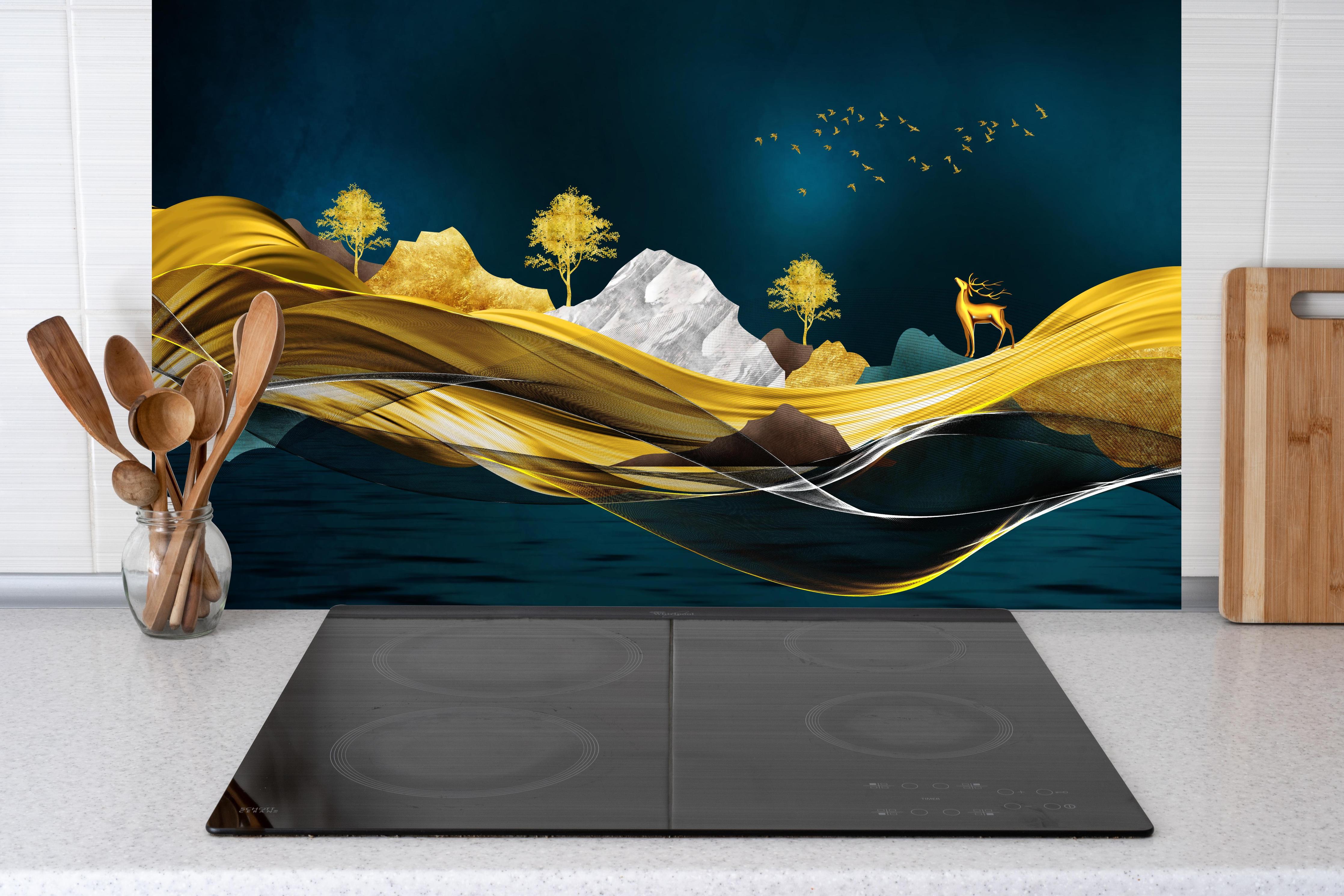 Küche - Goldenes Wellendesign - 3D hinter weißen Hochglanz-Küchenregalen und schwarzem Wasserhahn