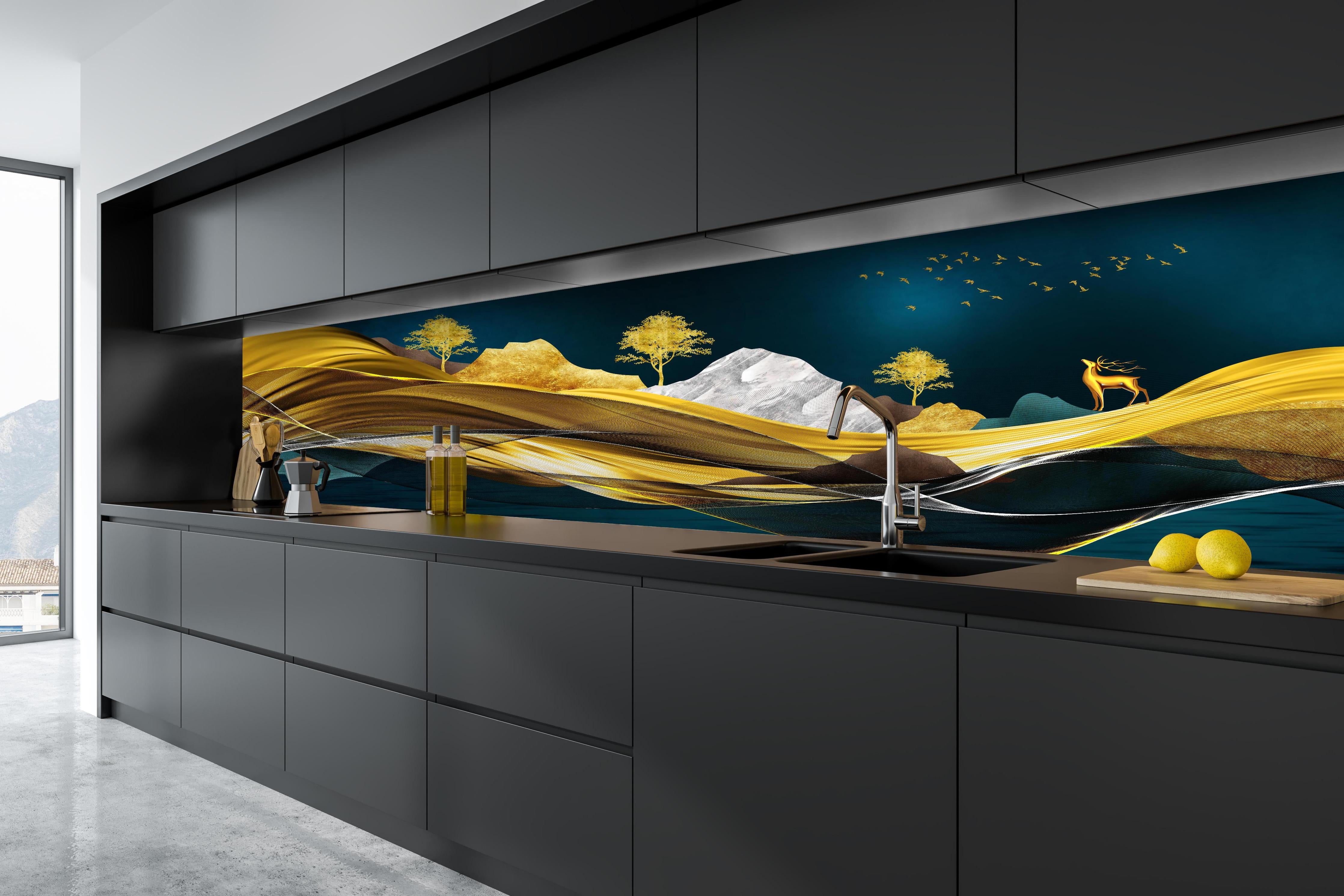 Küche - Goldenes Wellendesign - 3D hinter weißen Hochglanz-Küchenregalen und schwarzem Wasserhahn