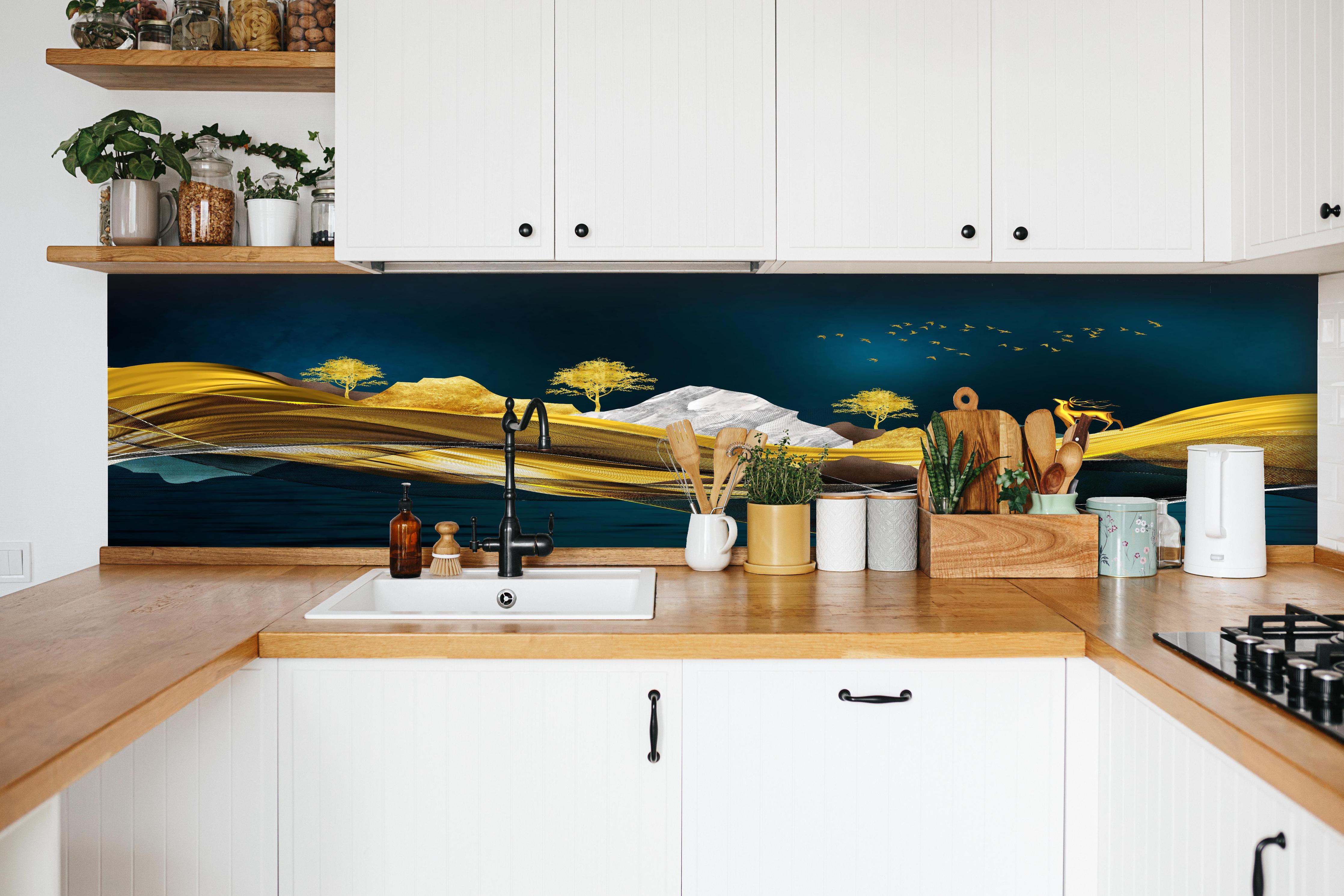 Küche - Goldenes Wellendesign - 3D hinter weißen Hochglanz-Küchenregalen und schwarzem Wasserhahn