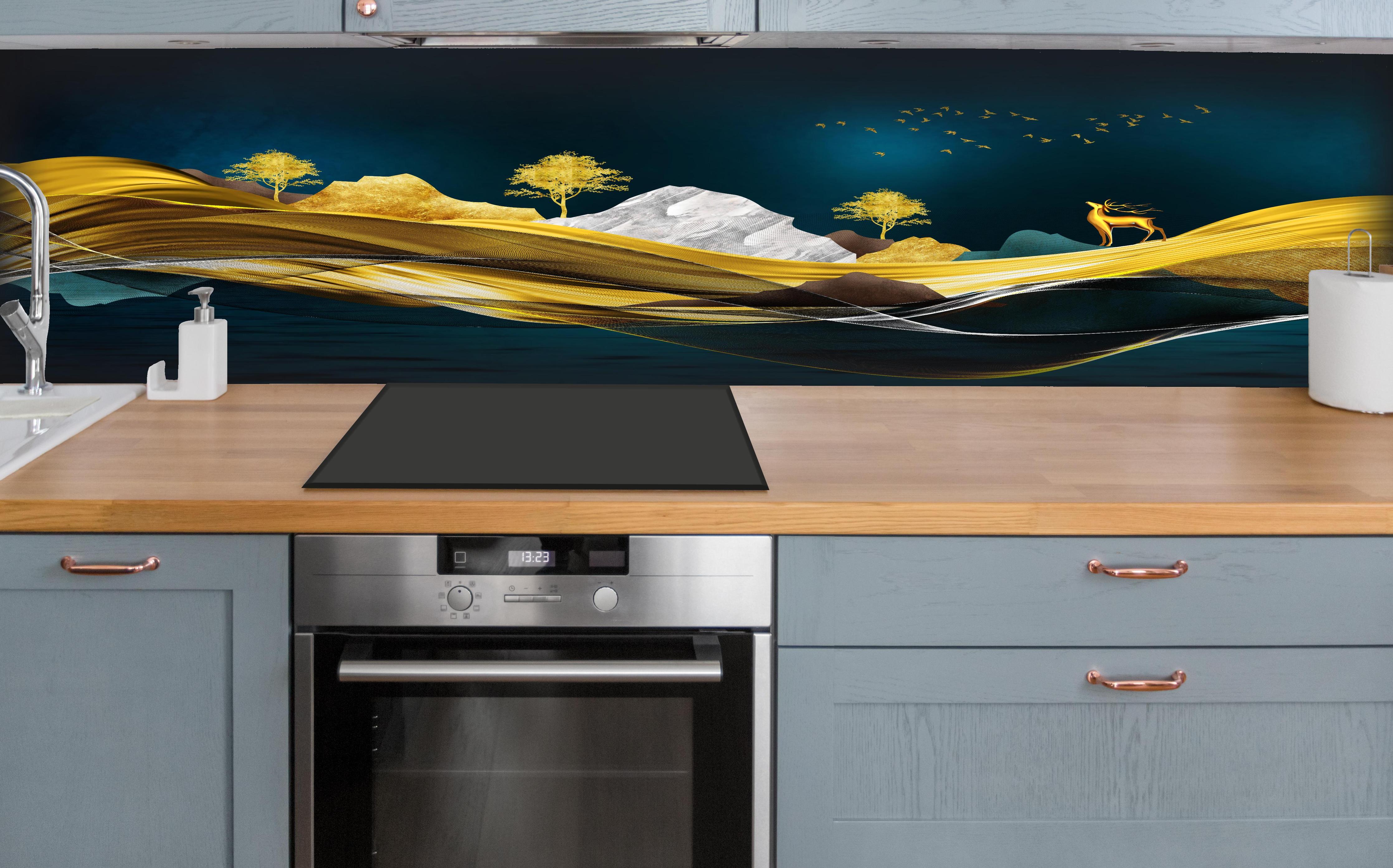 Küche - Goldenes Wellendesign - 3D hinter weißen Hochglanz-Küchenregalen und schwarzem Wasserhahn